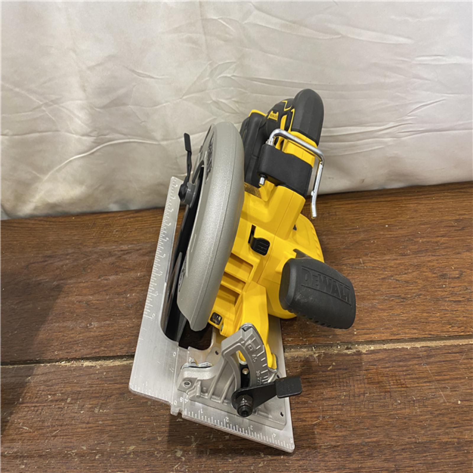 AS-IS DEWALT 20-Volt MAX 7-1/4 in. Cordless Circular Saw (Tool Only)