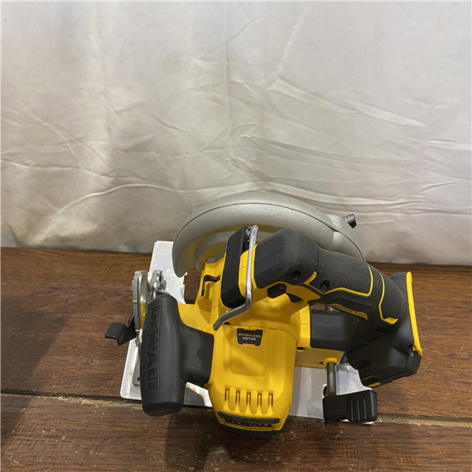 AS-IS DEWALT 20-Volt MAX 7-1/4 in. Cordless Circular Saw (Tool Only)
