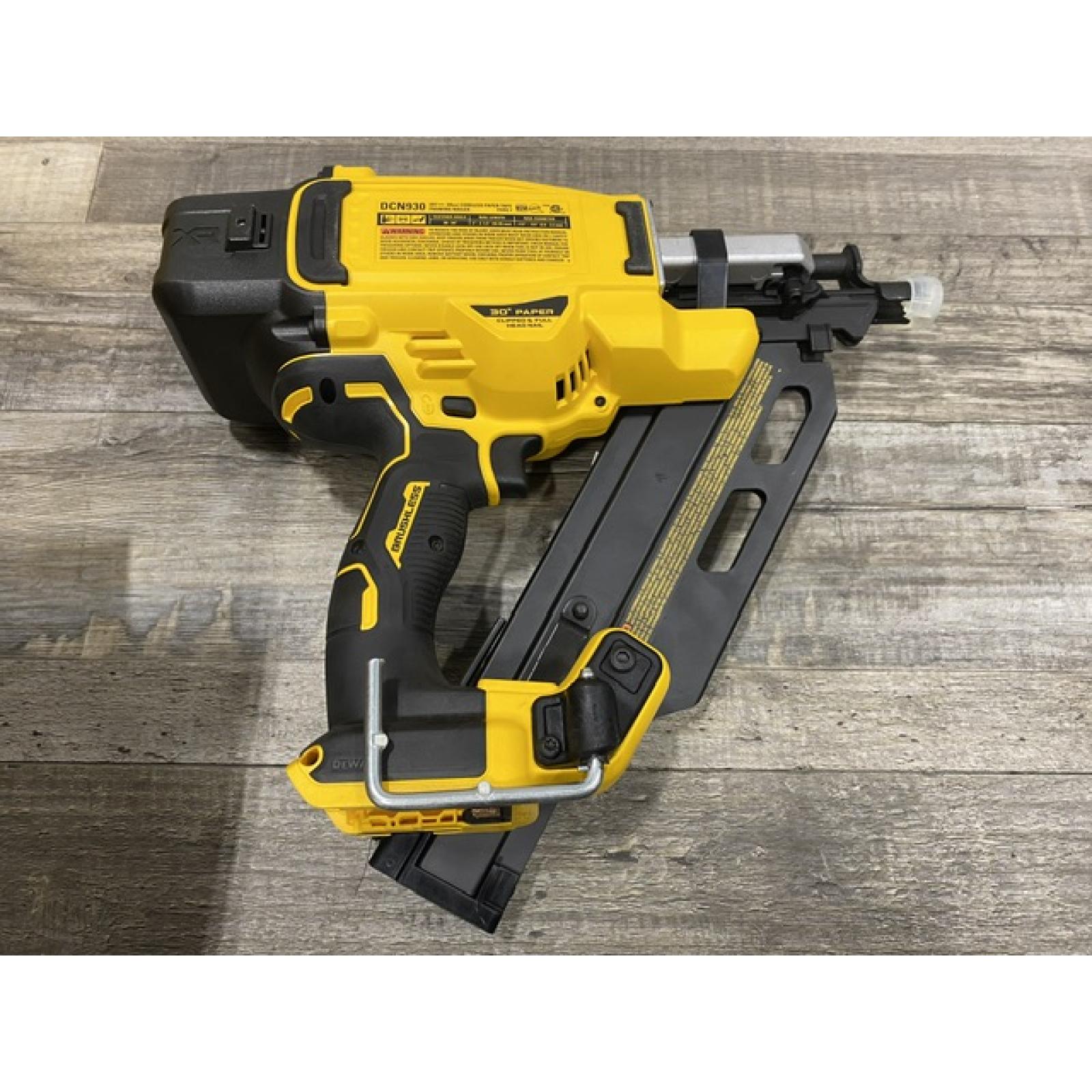 AS-IS DEWALT 20-Volt 30° Cordless Framing Nailer Kit