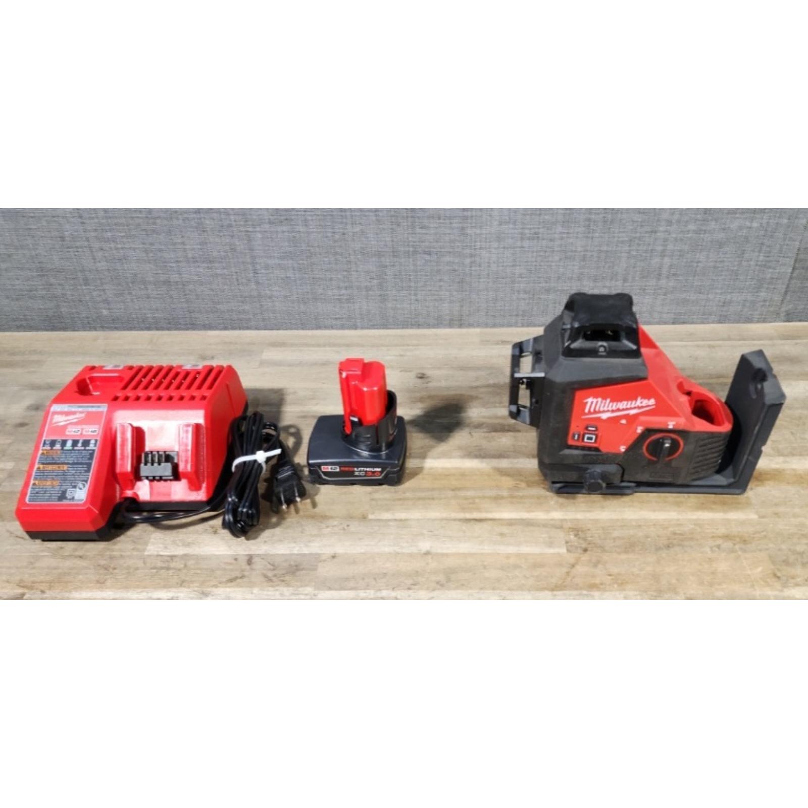 HOUSTON LOCATION - AS-IS Milwaukee-3632-21 M12 Green Beam Laser 360° 3-Plane Kit