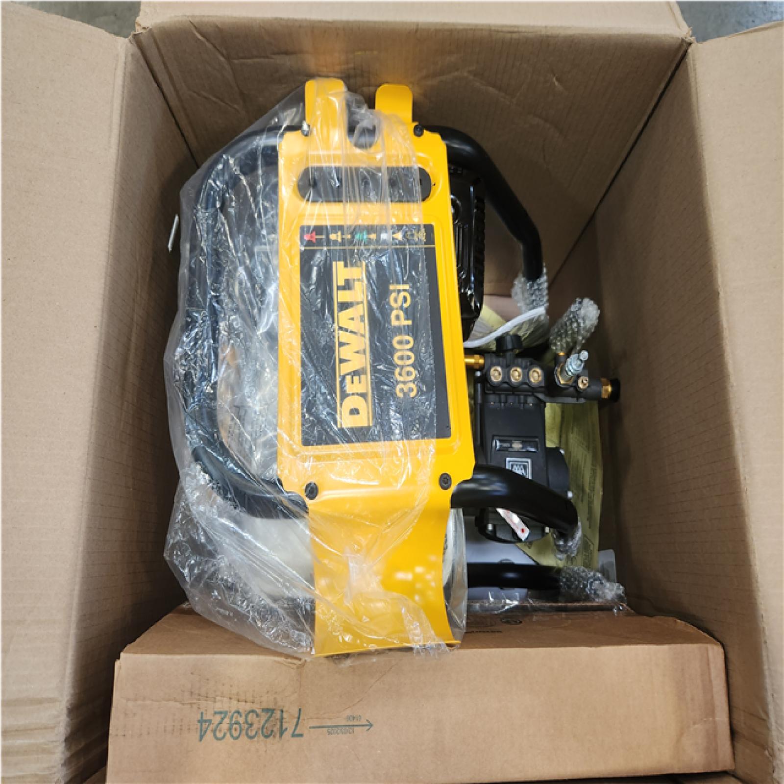 Phoenix NEW DEWALT 3600 PSI 2.5 GPM Cold Water Gas Professional Pressure Washer with HONDA GX200 Engine