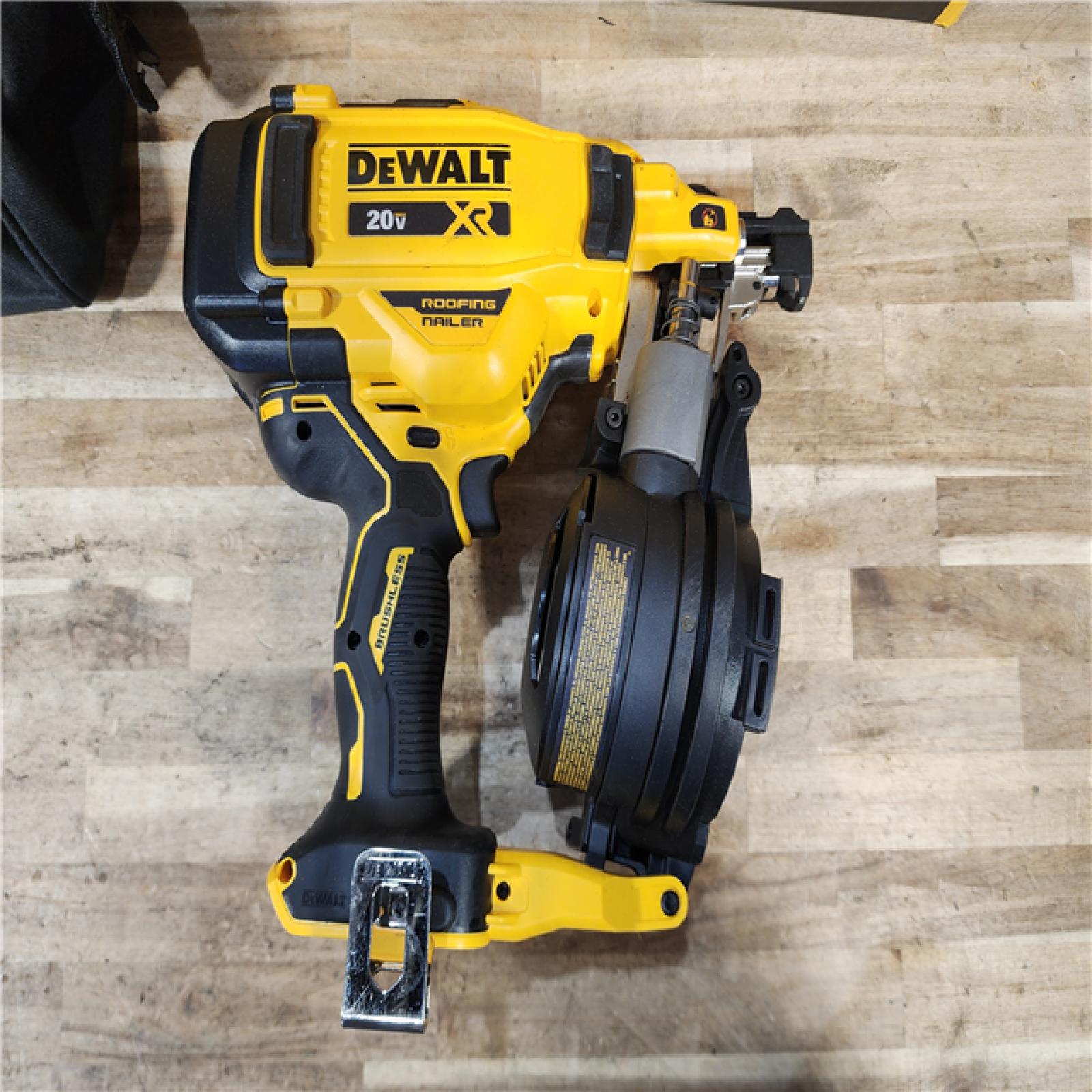 HOUSTON LOCATION - AS-IS DEWALT 20V MAX Lithium-Ion 15-Degree Electric Cordless Roofing Nailer Kit