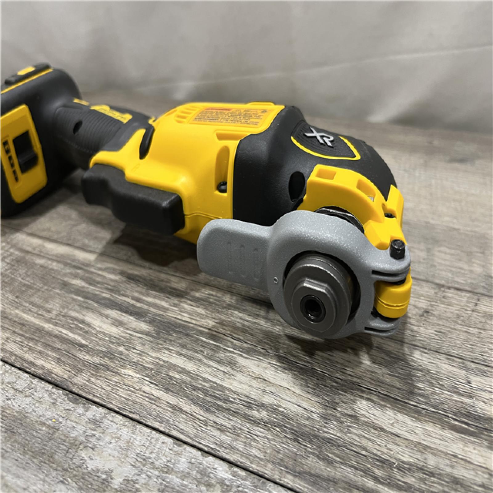 AS-IS DEWALT 20V MAX XR Cordless Brushless 3-Speed Oscillating Multi Tool Kit