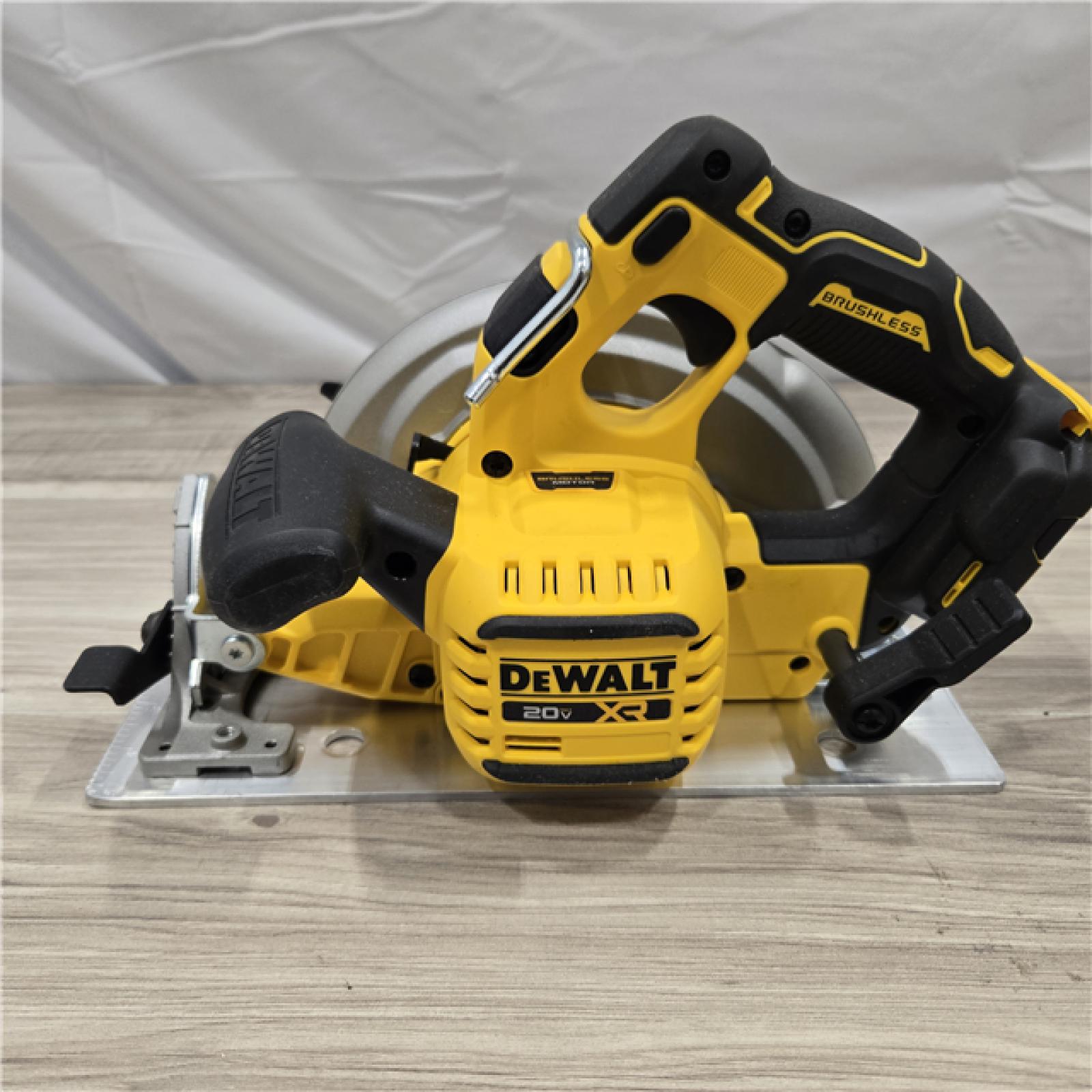 LIKE NEW! - DEWALT 20-Volt MAX Cordless Circular Saw (Tool Only)