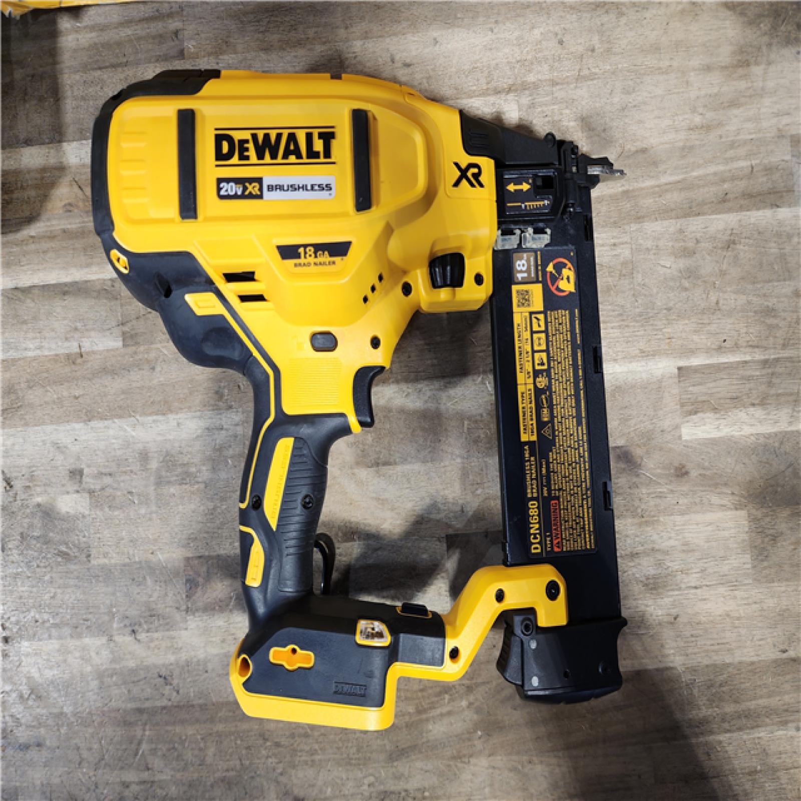 HOUSTON LOCATION - AS-IS DEWALT 20V MAX XR 18 Gauge Brad Nailer Kit