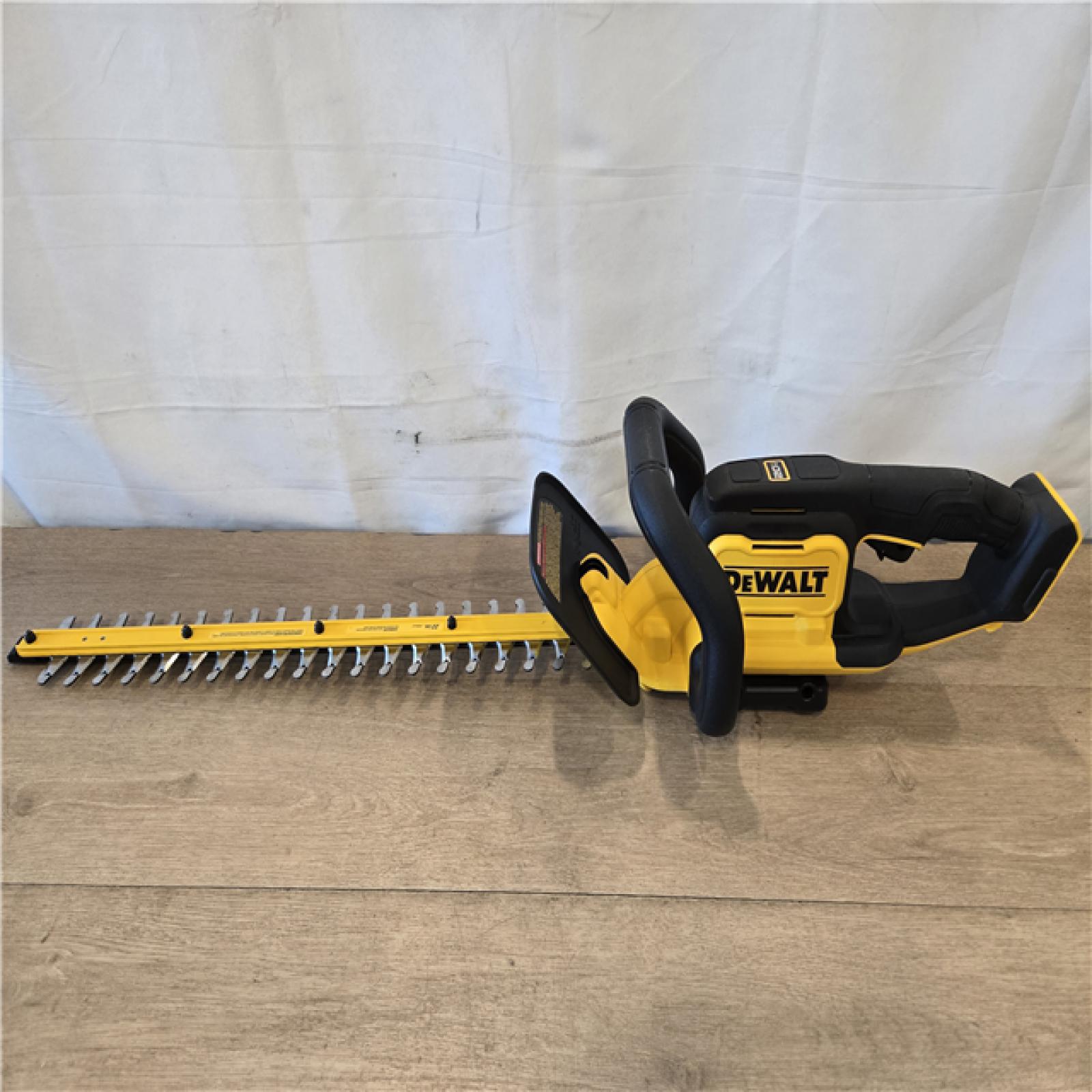 AS-IS DeWalt DCHT821P1 22 in. 20 V Battery Hedge Trimmer Kit