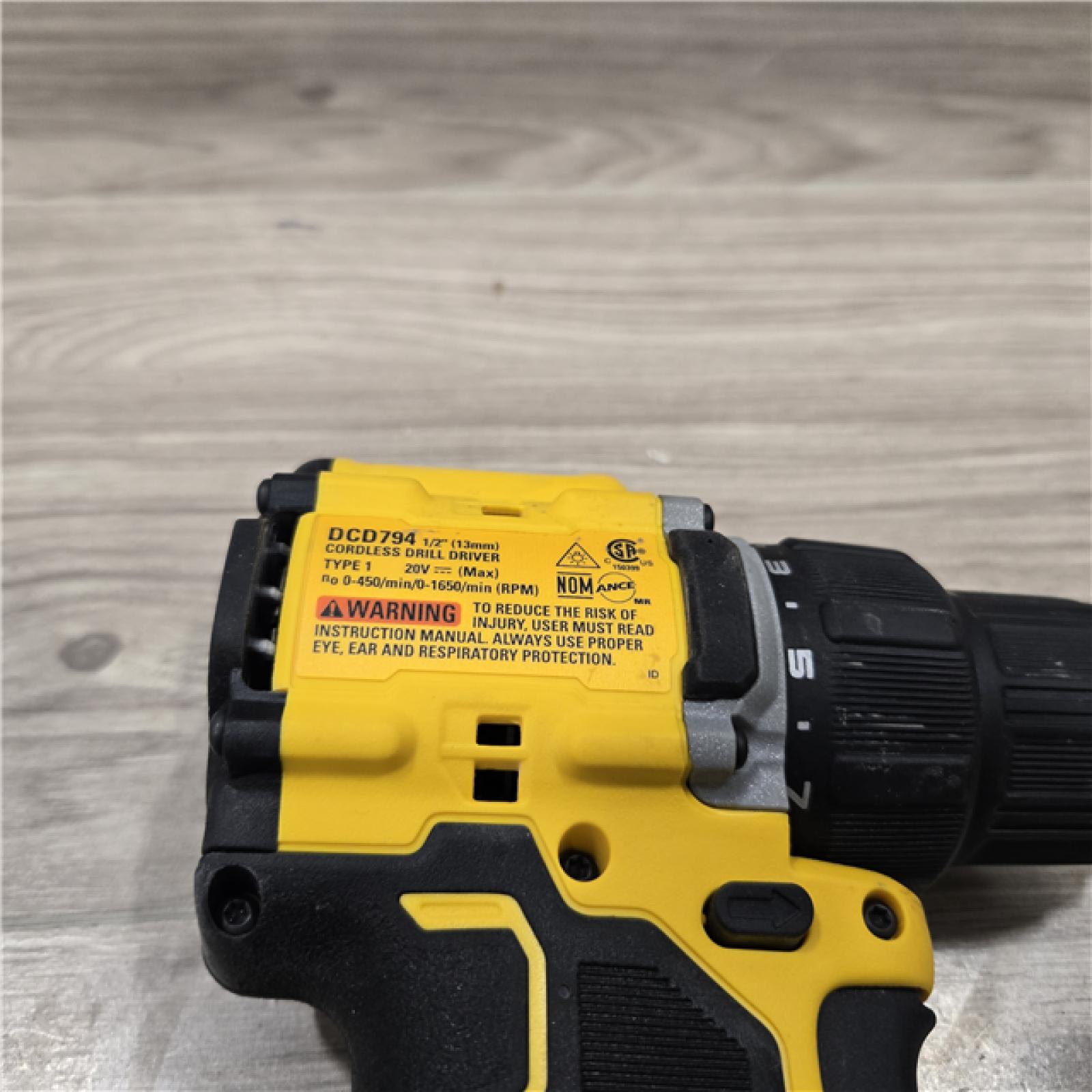 AS-IS DEWALT ATOMIC COMPACT SERIES 20V MAX* Cordless 1/2 Drill/Driver Kit