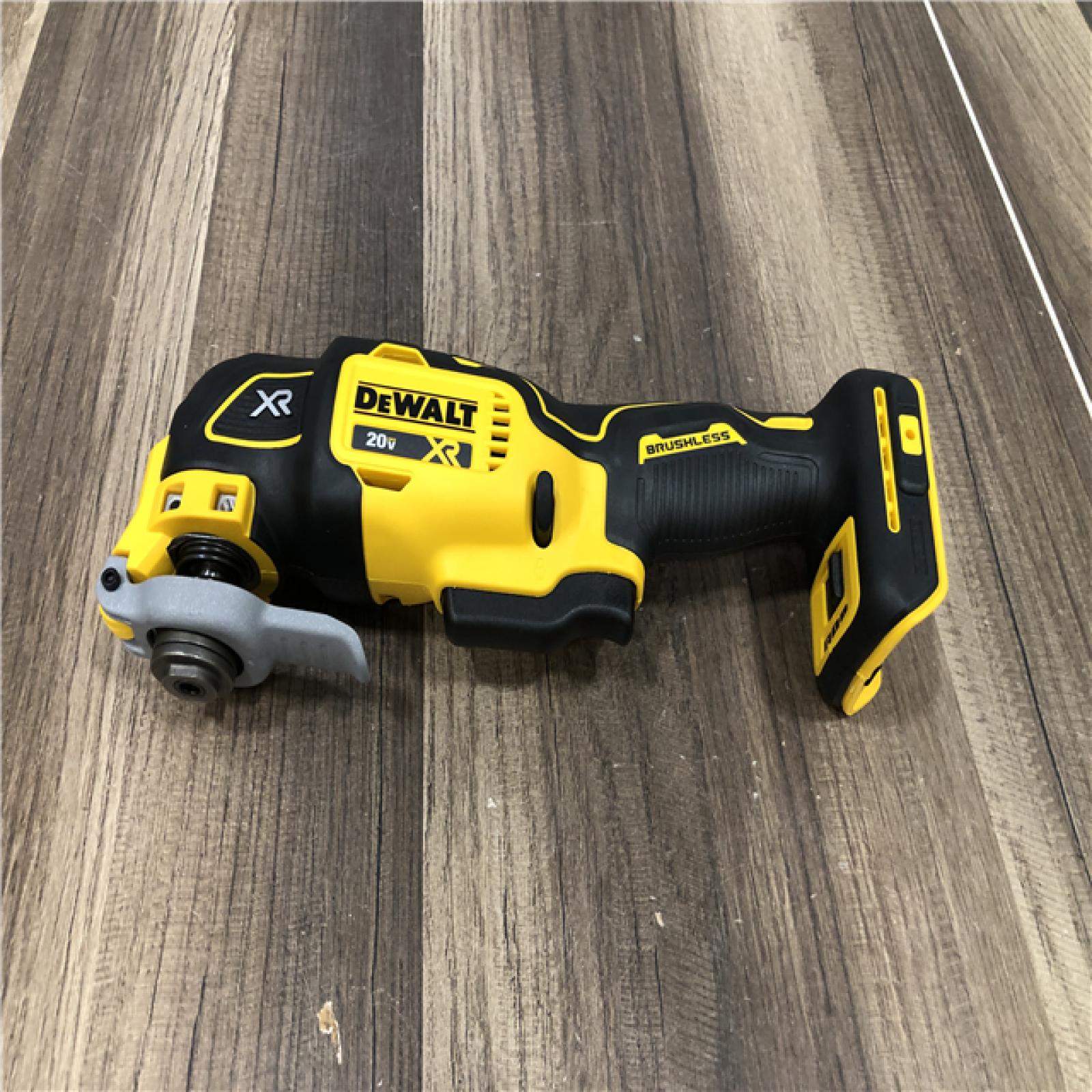 AS-IS DEWALT 20V MAX XR Cordless Brushless 3-Speed Oscillating Multi Tool Kit