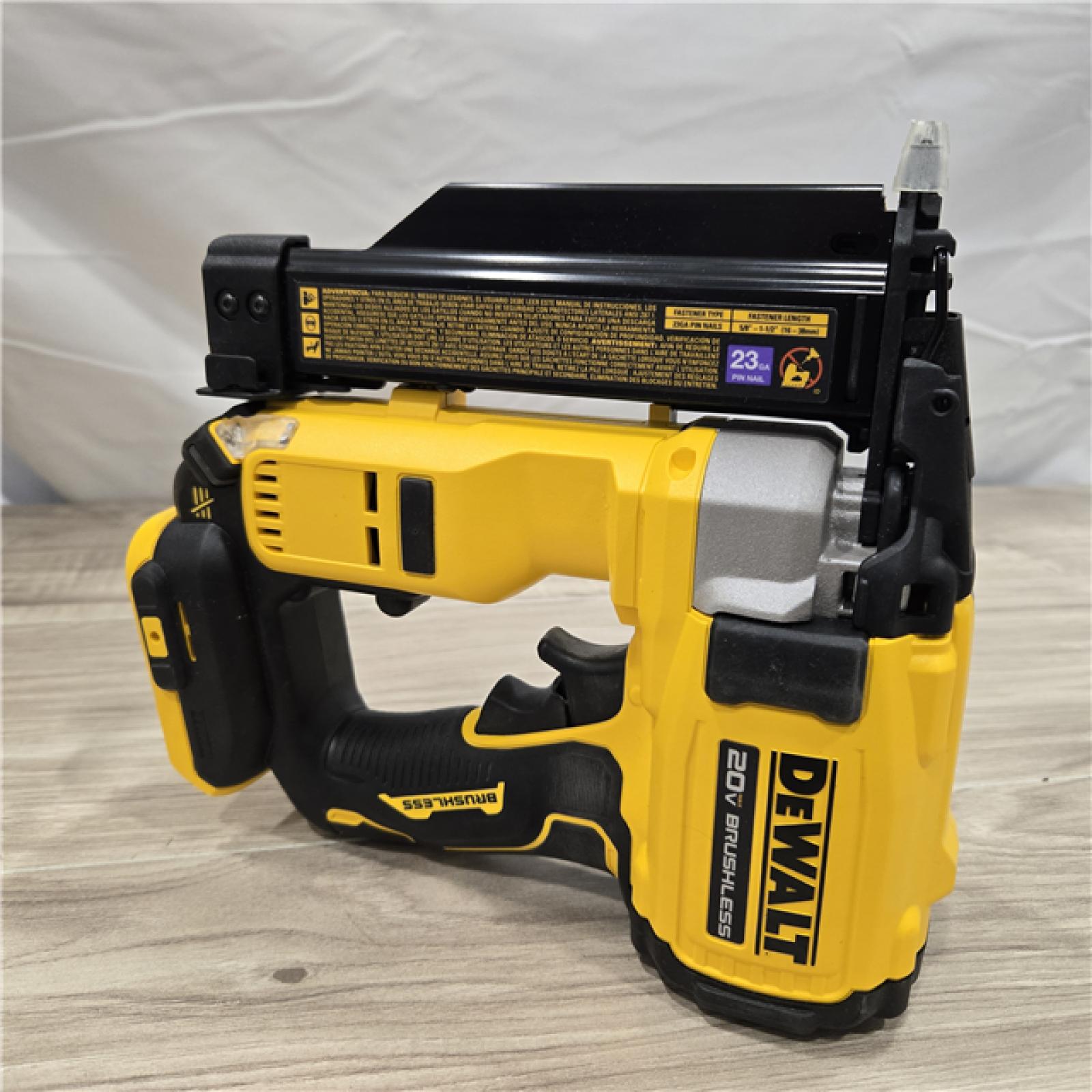 LIKE NEW! - DeWalt DCN623D1 20-Volt MAX Atomic Compact Cordless Pin Nailer Kit