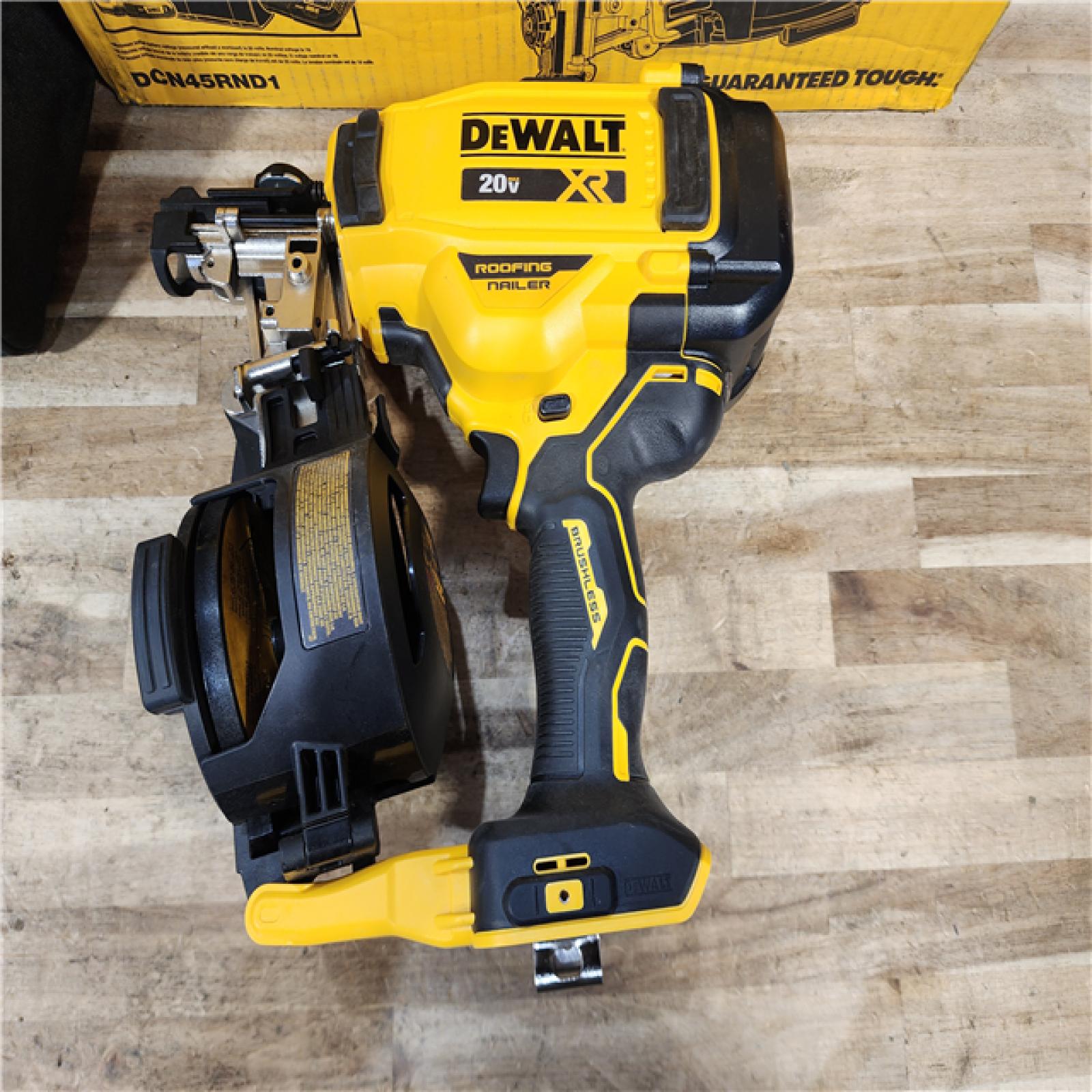 HOUSTON LOCATION - AS-IS DEWALT 20V MAX Lithium-Ion 15-Degree Electric Cordless Roofing Nailer Kit