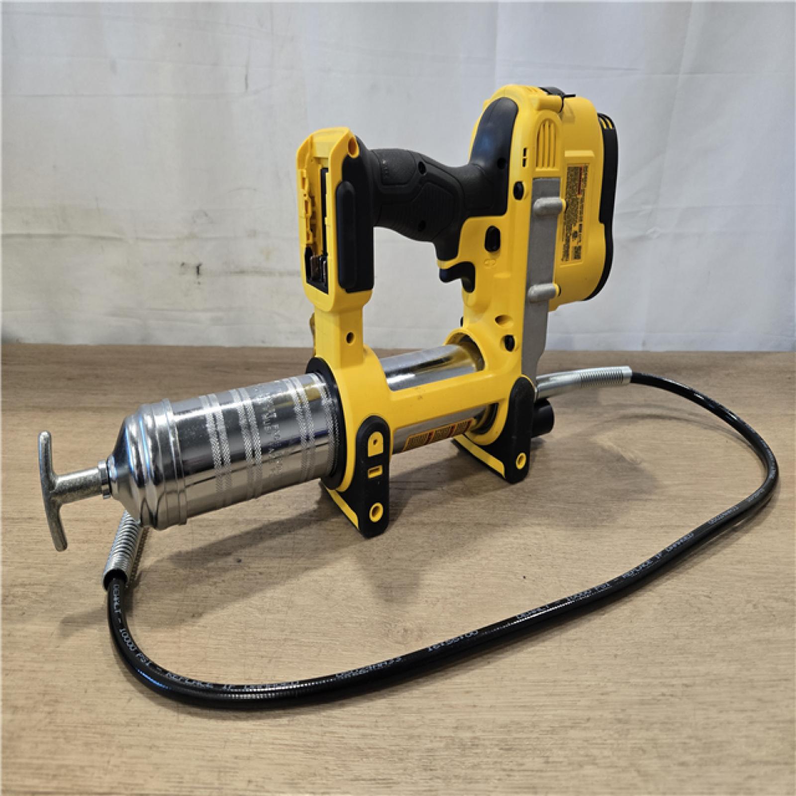 AS-IS DEWALT 20V MAX Cordless 10 000 PSI Variable Speed Grease Gun Kit