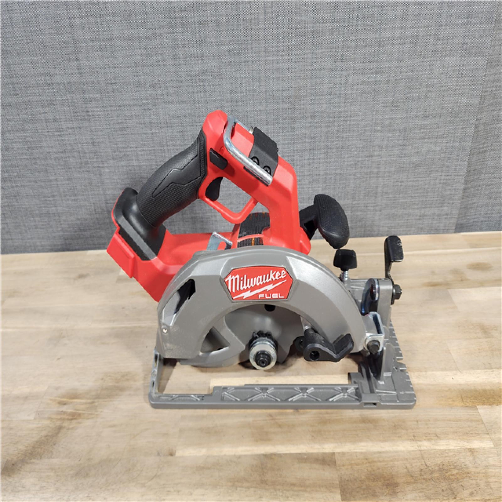 HOUSTON LOCATION - AS-IS Milwaukee Tools M18 FUEL 7-1/4 Circular Saw (Tool Only) 2834-20