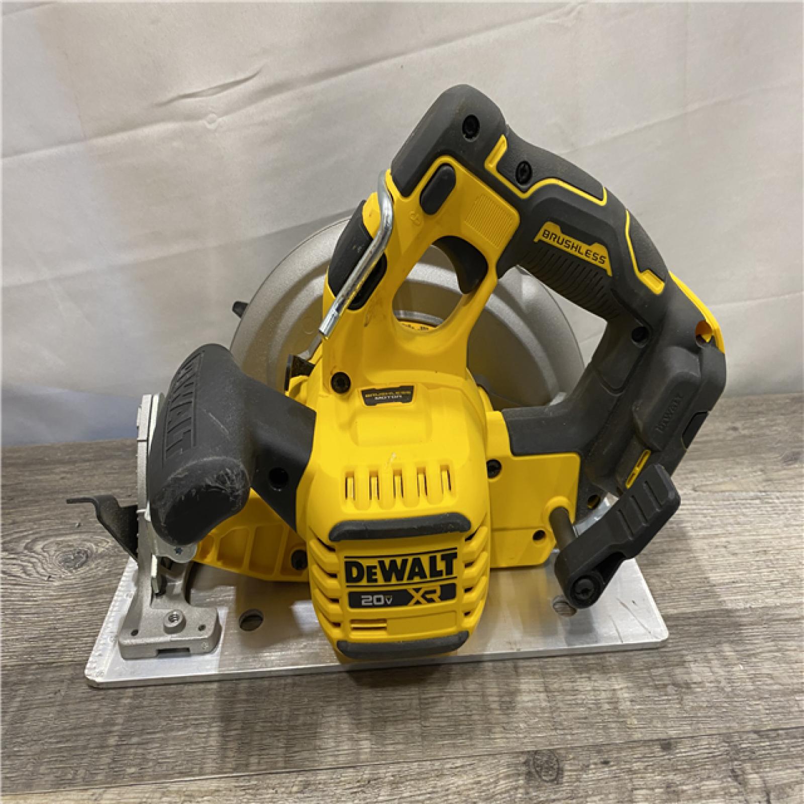 AS-IS DEWALT 20-Volt MAX 7-1/4 in. Cordless Circular Saw (Tool Only)