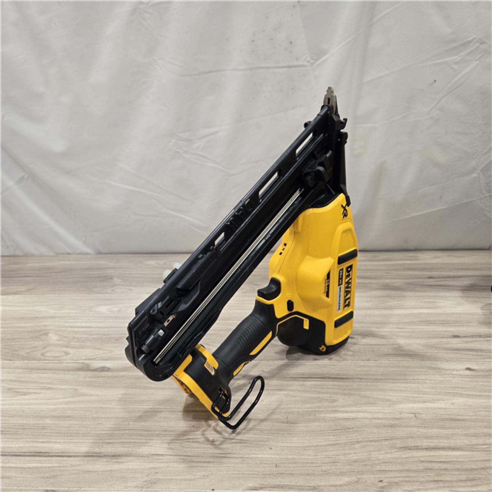 AS-IS DeWalt 15 GA ANGLED FINISH NAILER KIT