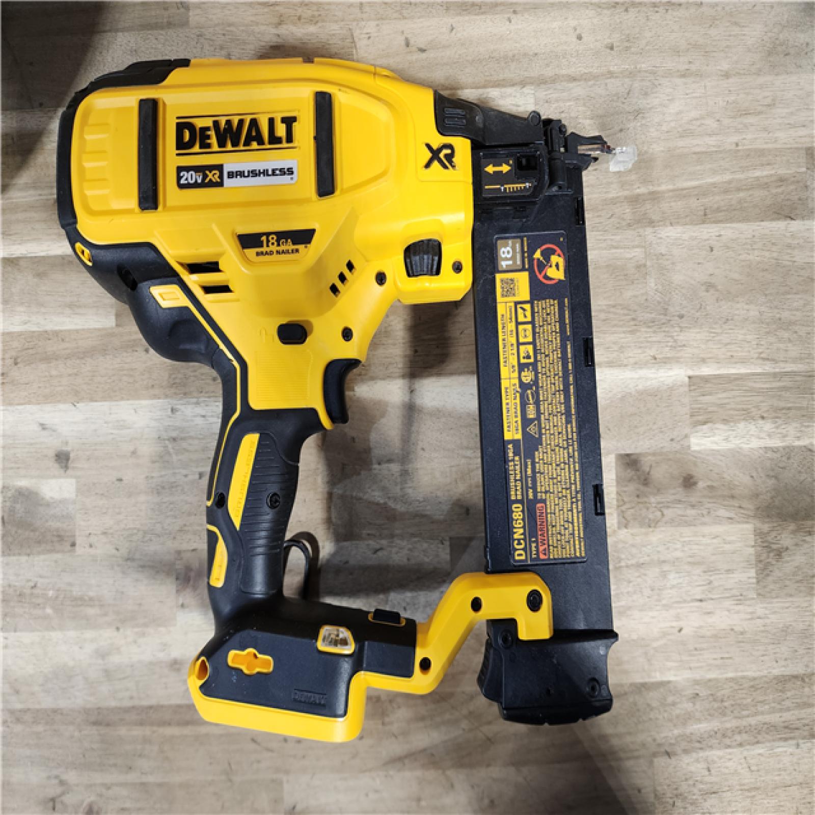 HOUSTON LOCATION - AS-IS DEWALT 20V MAX XR 18 Gauge Brad Nailer Kit