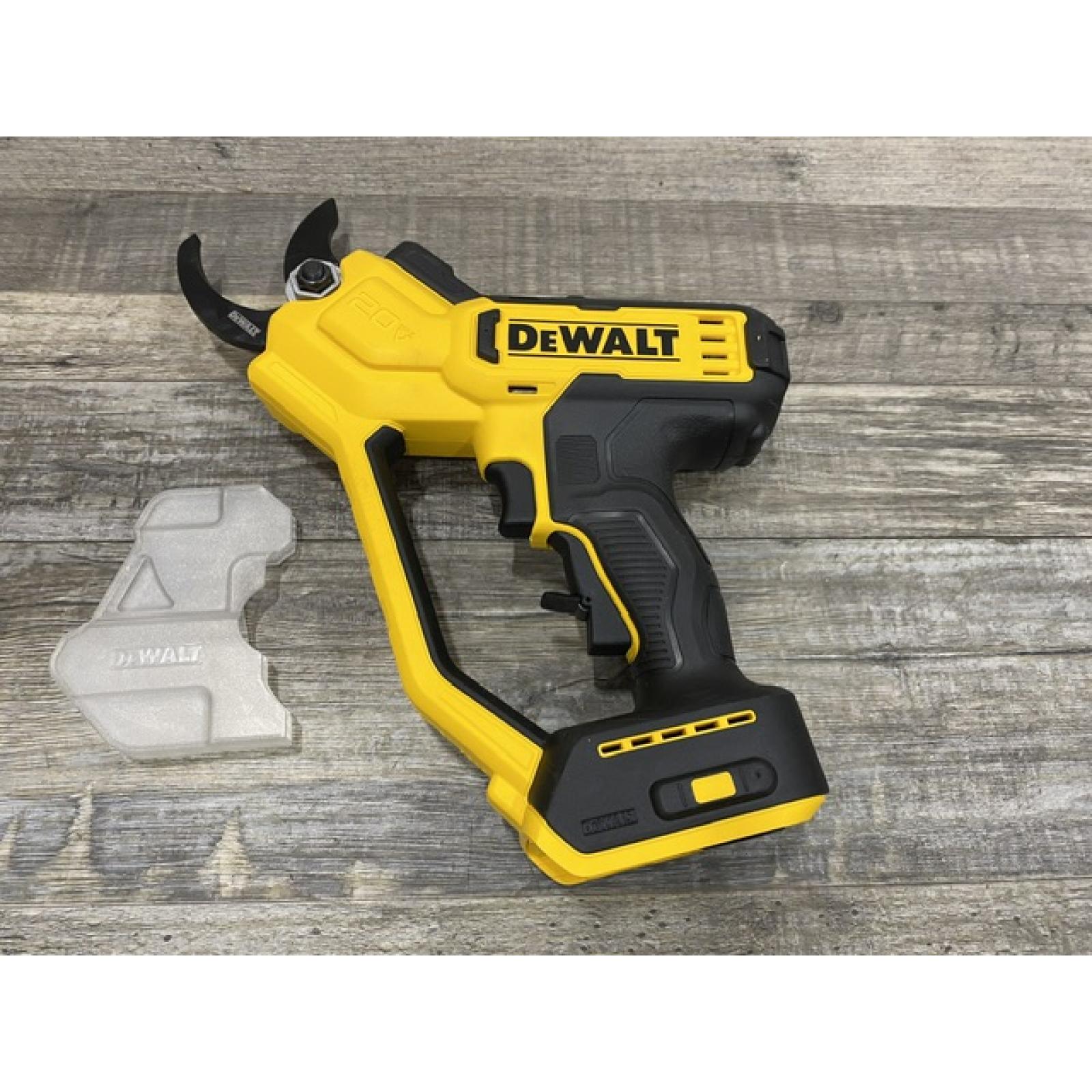 LIKE NEW - DEWALT 20V MAX Cordless Battery Powered Pruner Kit