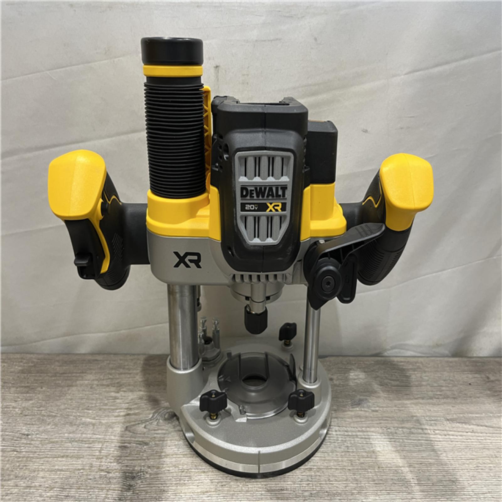 AS-IS DEWALT 20V MAX XR 2-1/4 Peak HP Brushless Cordless Plunge Router (Tool Only)