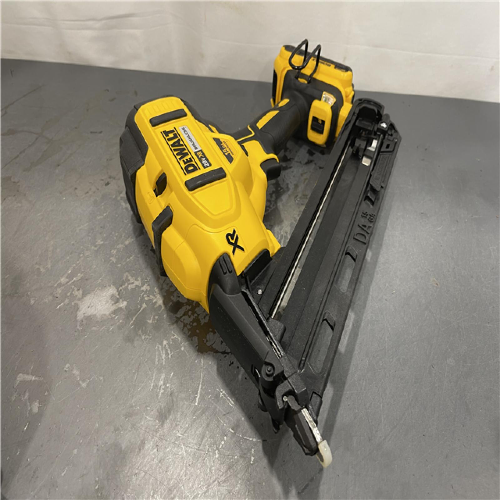 AS-IS - DEWALT 20V MAX XR Lithium-Ion Cordless 2-1/2 in. 15-Gauge Finish Nailer Kit