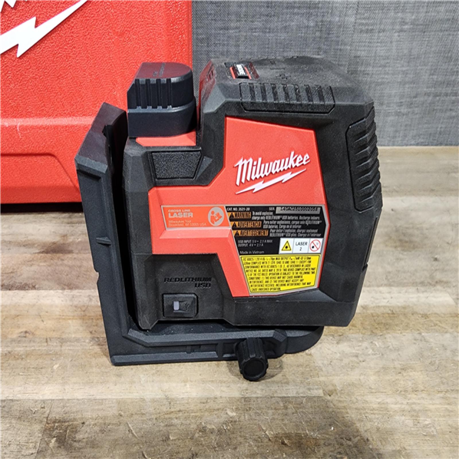 HOUSTON LOCATION - AS-IS MILWAUKEE 100 Ft. REDLITHIUM Lithium-Ion USB Green Rechargeable Cross Line Laser Level with Charger