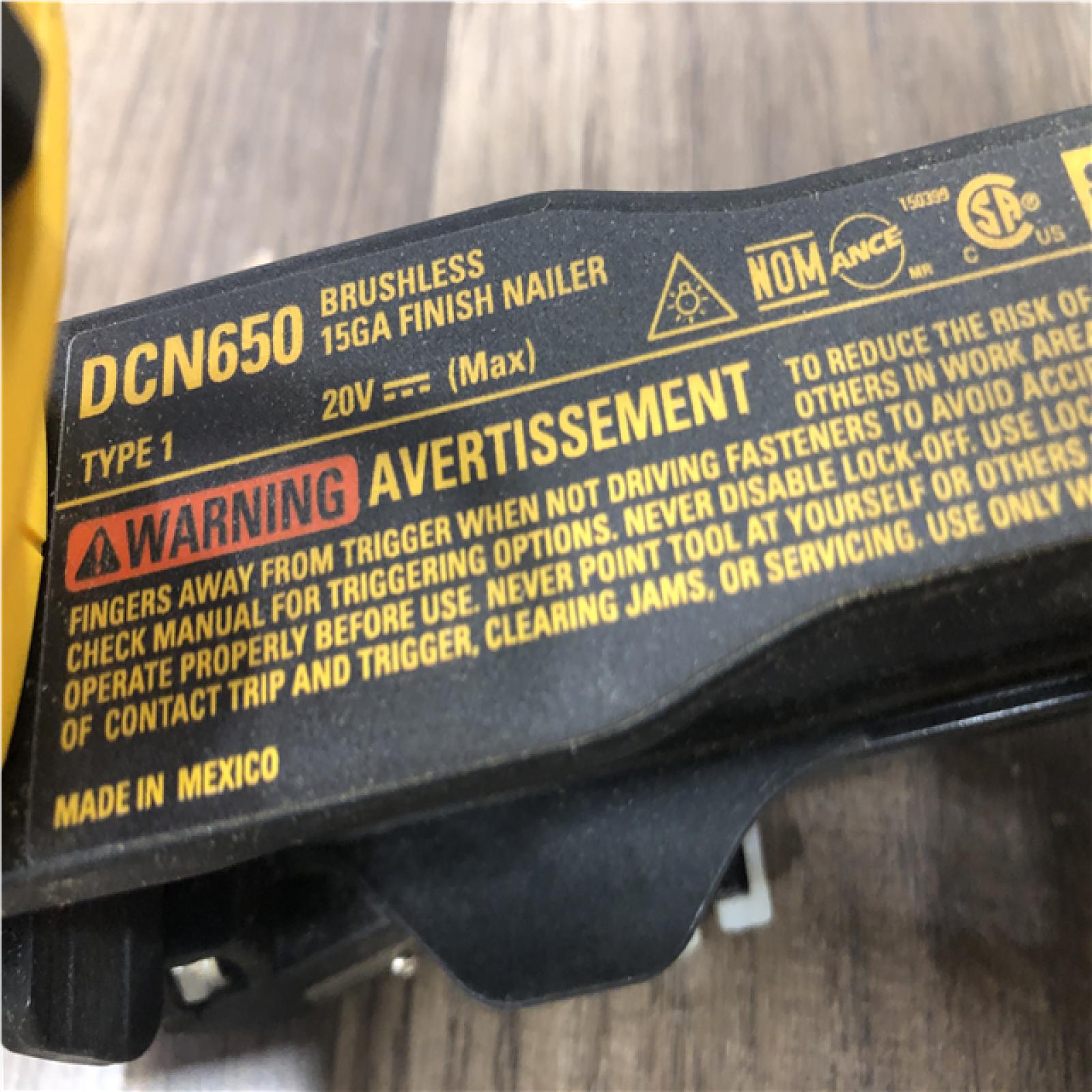 AS-IS DEWALT 20V MAX XR Lithium-Ion Cordless 2-1/2 in. 15-Gauge Finish Nailer Kit
