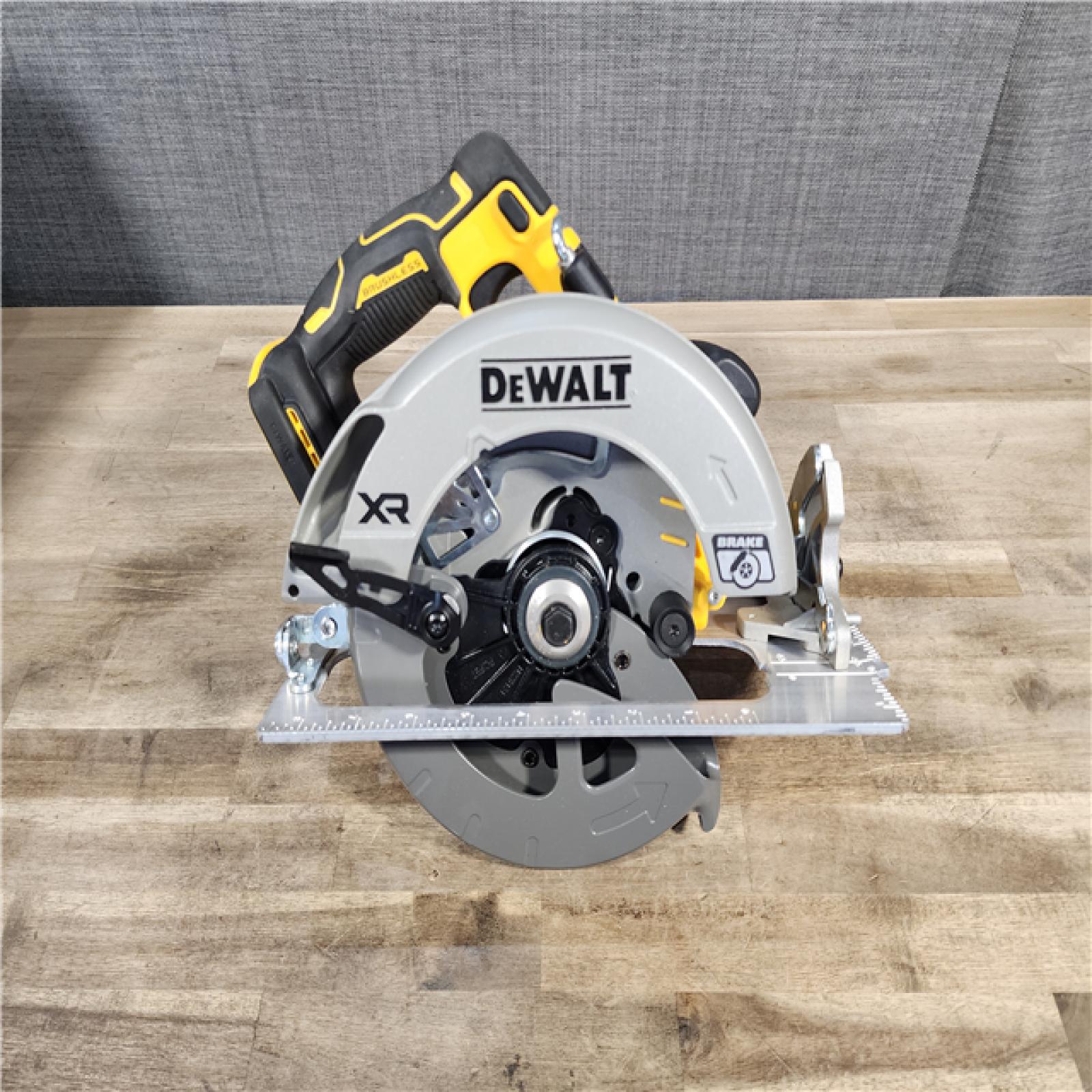 HOUSTON LOCATION - AS-IS DEWALT (APPEARS LIKE NEW) 20V MAX Lithium-Ion 7-1/4 in. Cordless Circular Saw Kit with 8.0 Ah Battery, Charger and Kit Bag