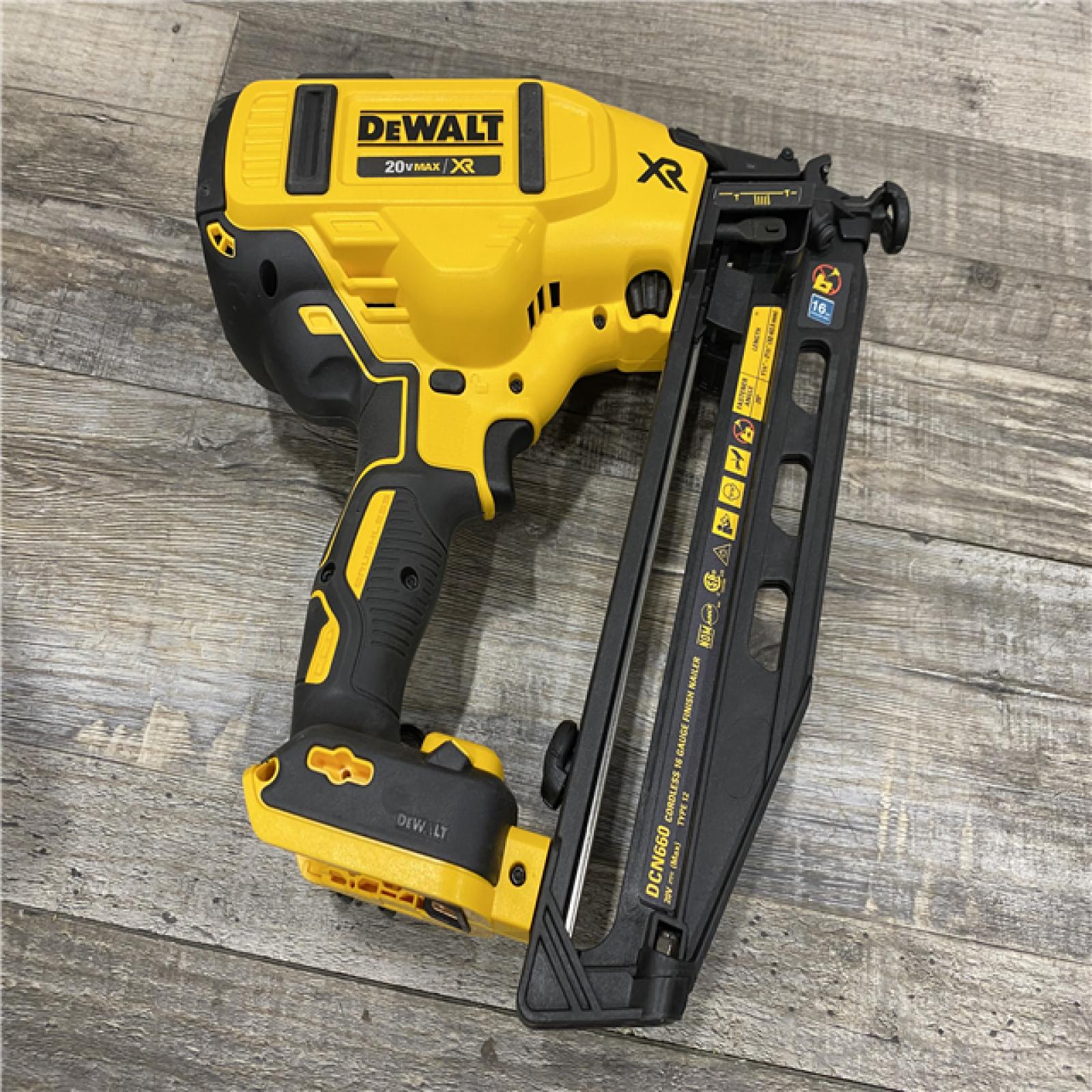 AS-IS DEWALT 20V MAX XR 16-Gauge Electric Cordless Angled Finishing Nailer Kit