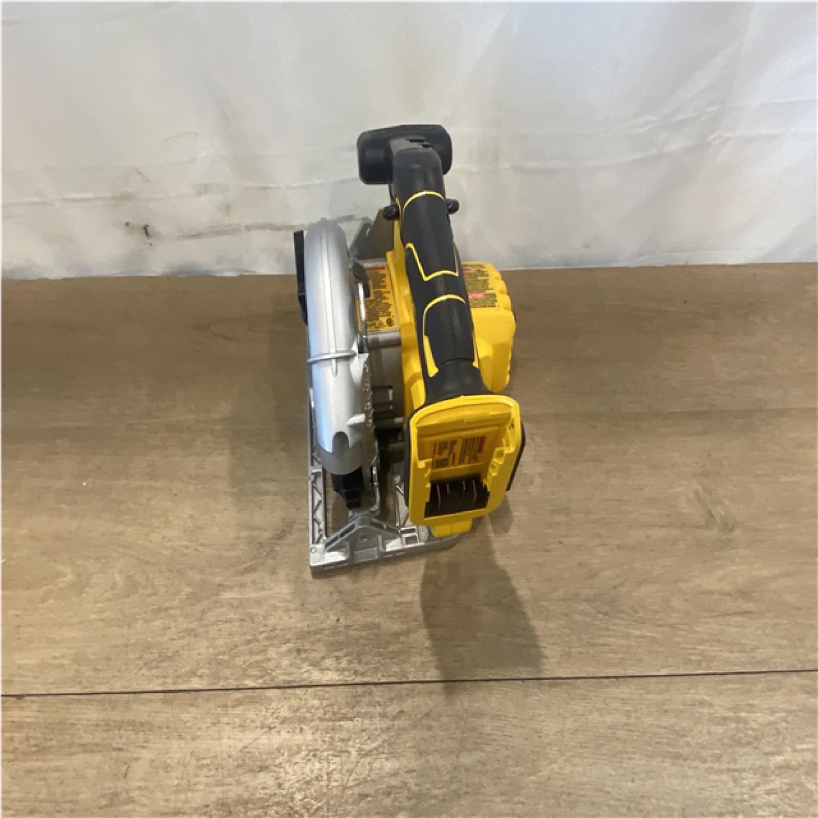 AS-IS Dewalt-DCS565P1 20V MAX* 6-1/2 in. Brushless Cordless Circular Saw Kit
