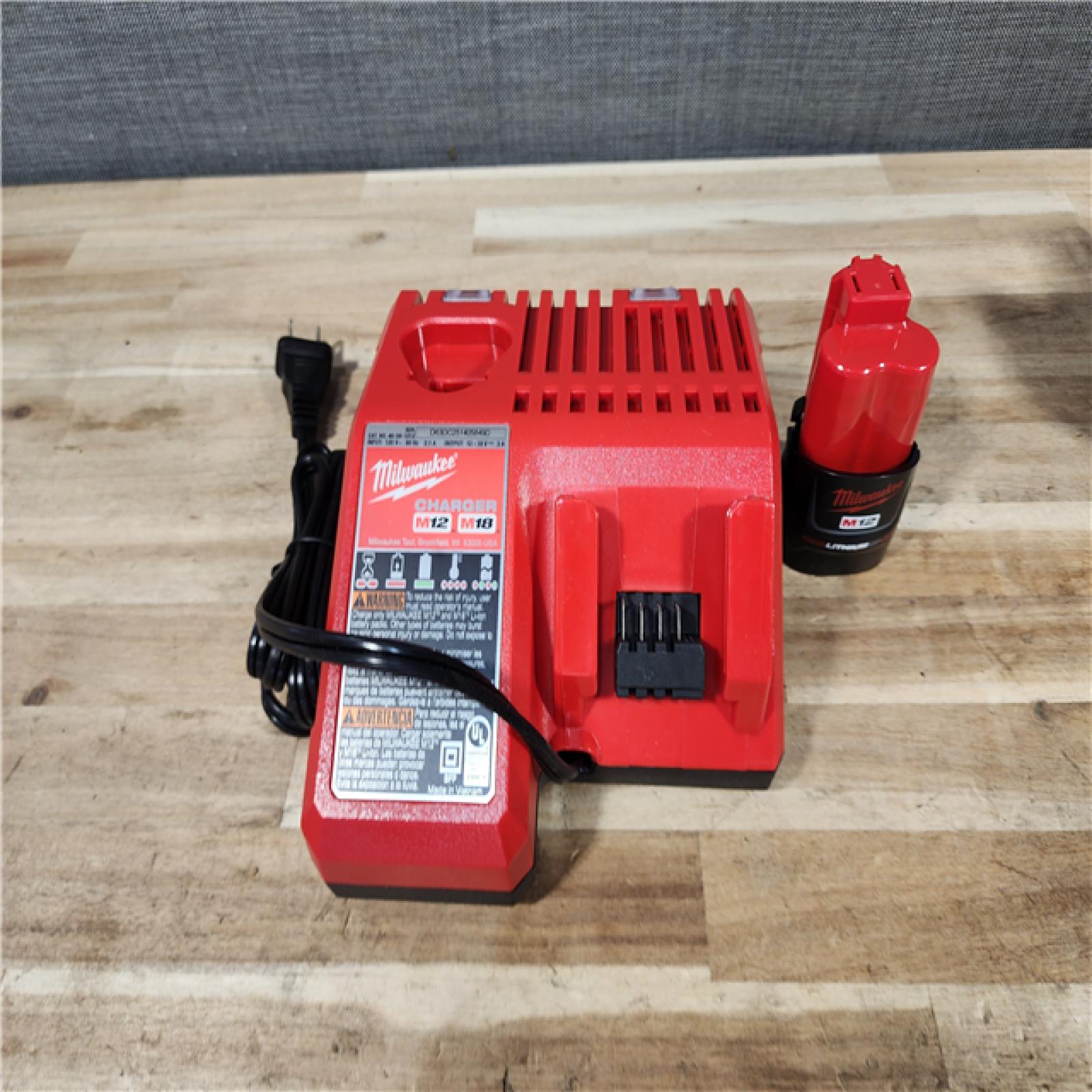 HOUSTON LOCATION - AS-IS Milwaukee 12-Volt Lithium-Ion Cordless Green 125 ft. Cross Line and Plumb Points Laser Level Kit