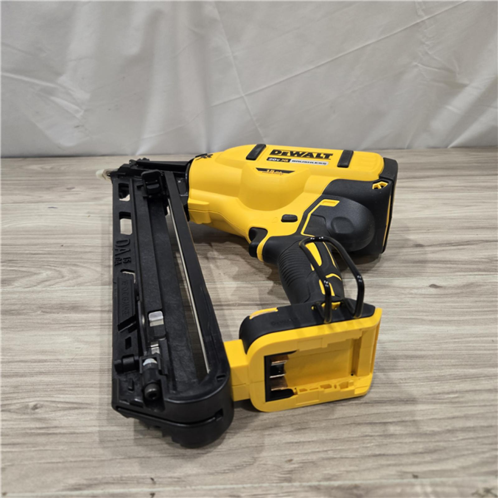 AS-IS DeWalt 15 GA ANGLED FINISH NAILER KIT