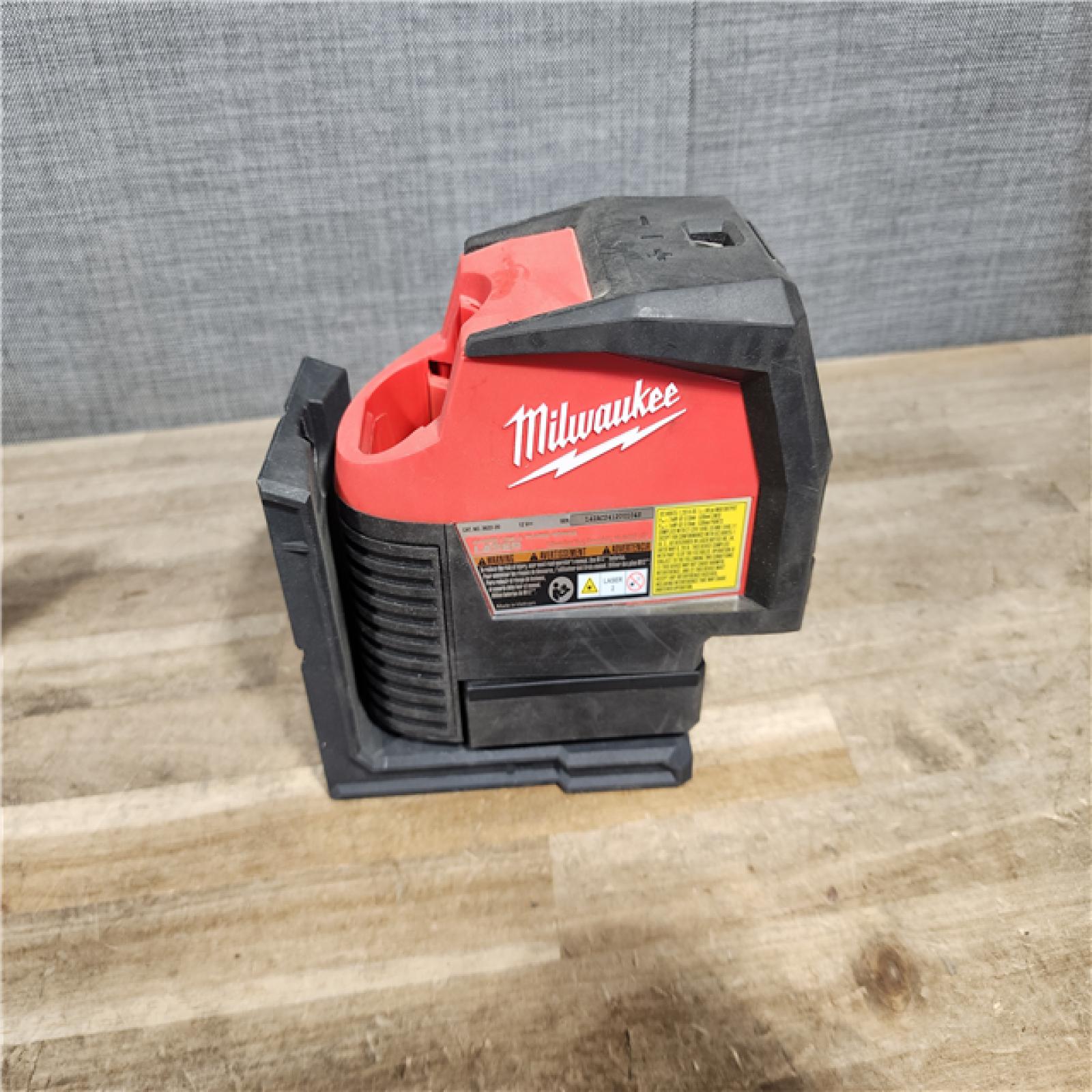 HOUSTON LOCATION - AS-IS Milwaukee Green 125 Ft. Cross Line and Plumb Points Laser Level Kit