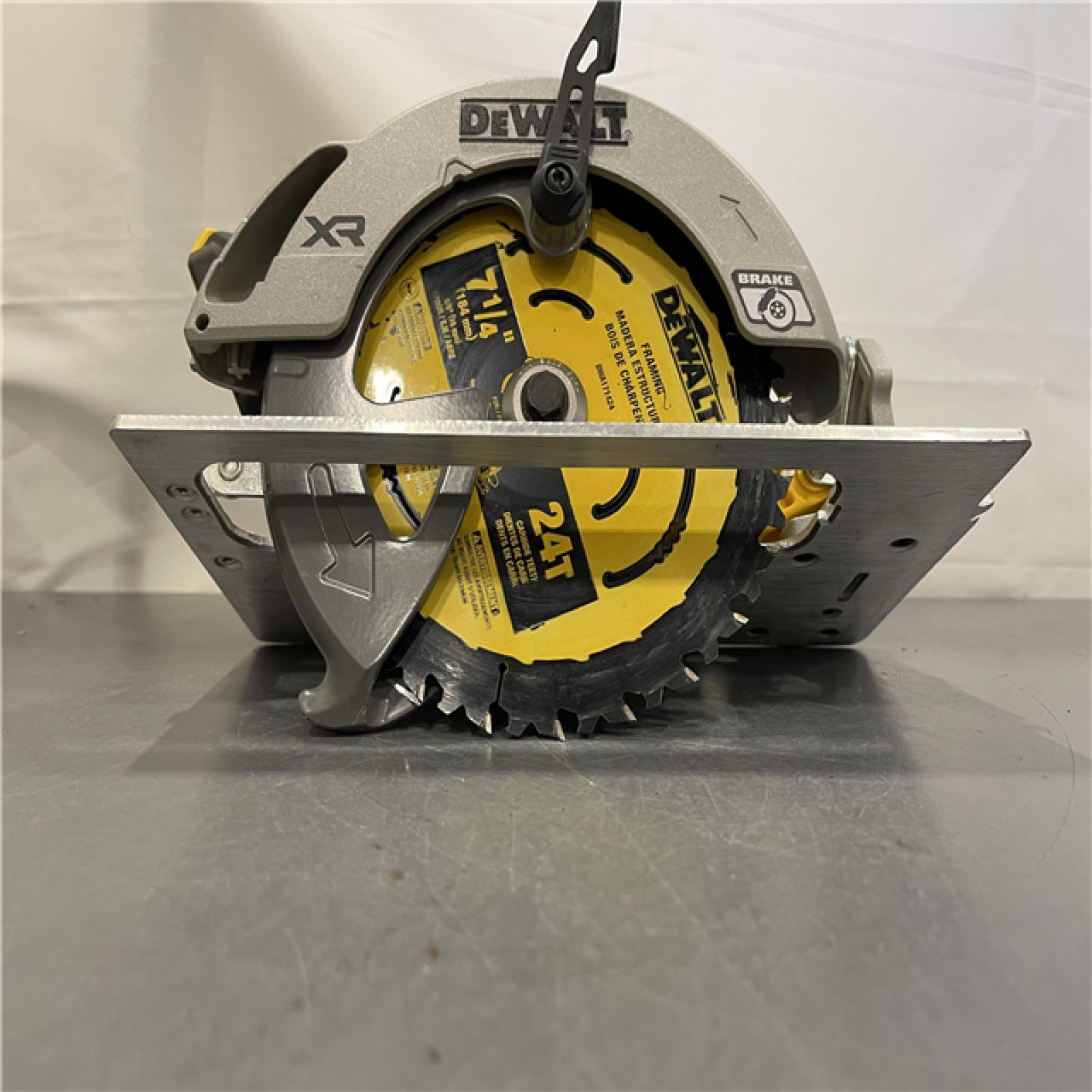 AS-IS - DEWALT 20-Volt MAX 7-1/4 in. Cordless Circular Saw (Tool Only)