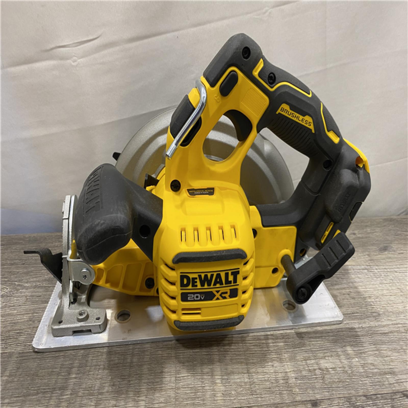 AS-IS DEWALT 20-Volt MAX 7-1/4 in. Cordless Circular Saw (Tool Only)
