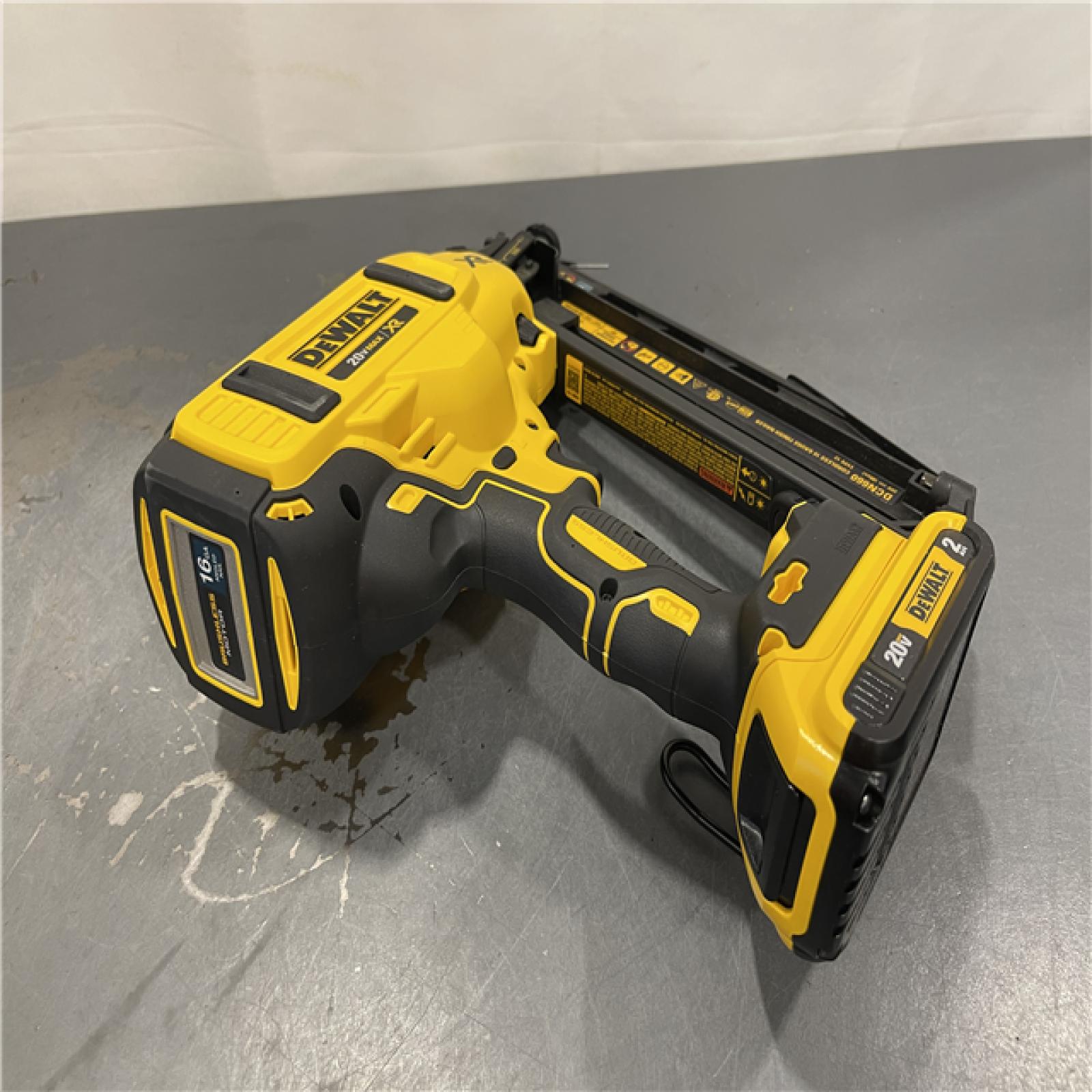 AS-IS - DeWalt 20V MAX XR 16-Gauge Electric Cordless Angled Finishing Nailer Kit