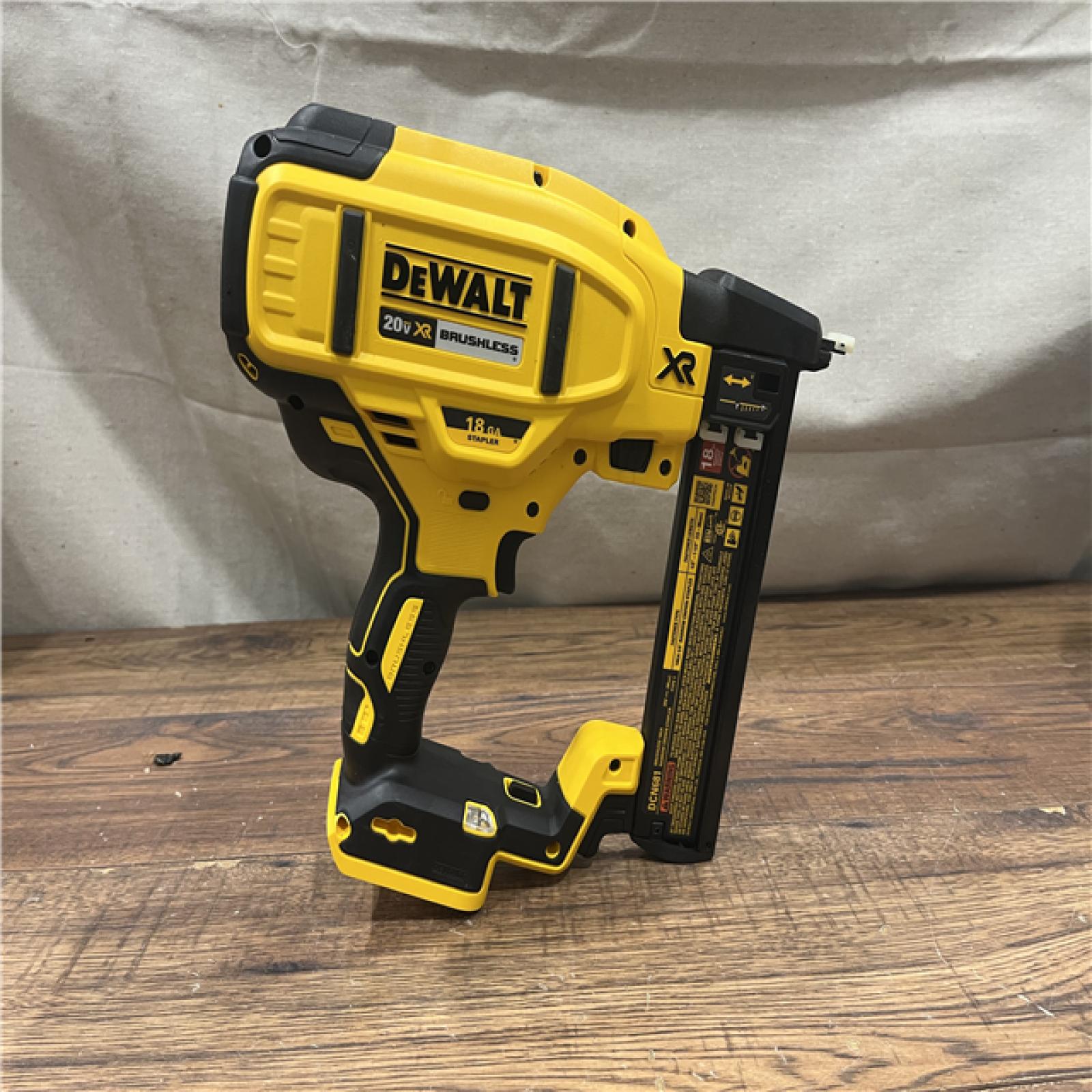 AS-IS DEWALT 20V-MAX XR 18GA BRAD NAILER KIT