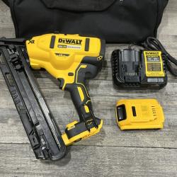 AS-IS DEWALT 20V MAX XR Lithium-Ion Cordless 2-1/2 in. 15-Gauge Finish Nailer Kit