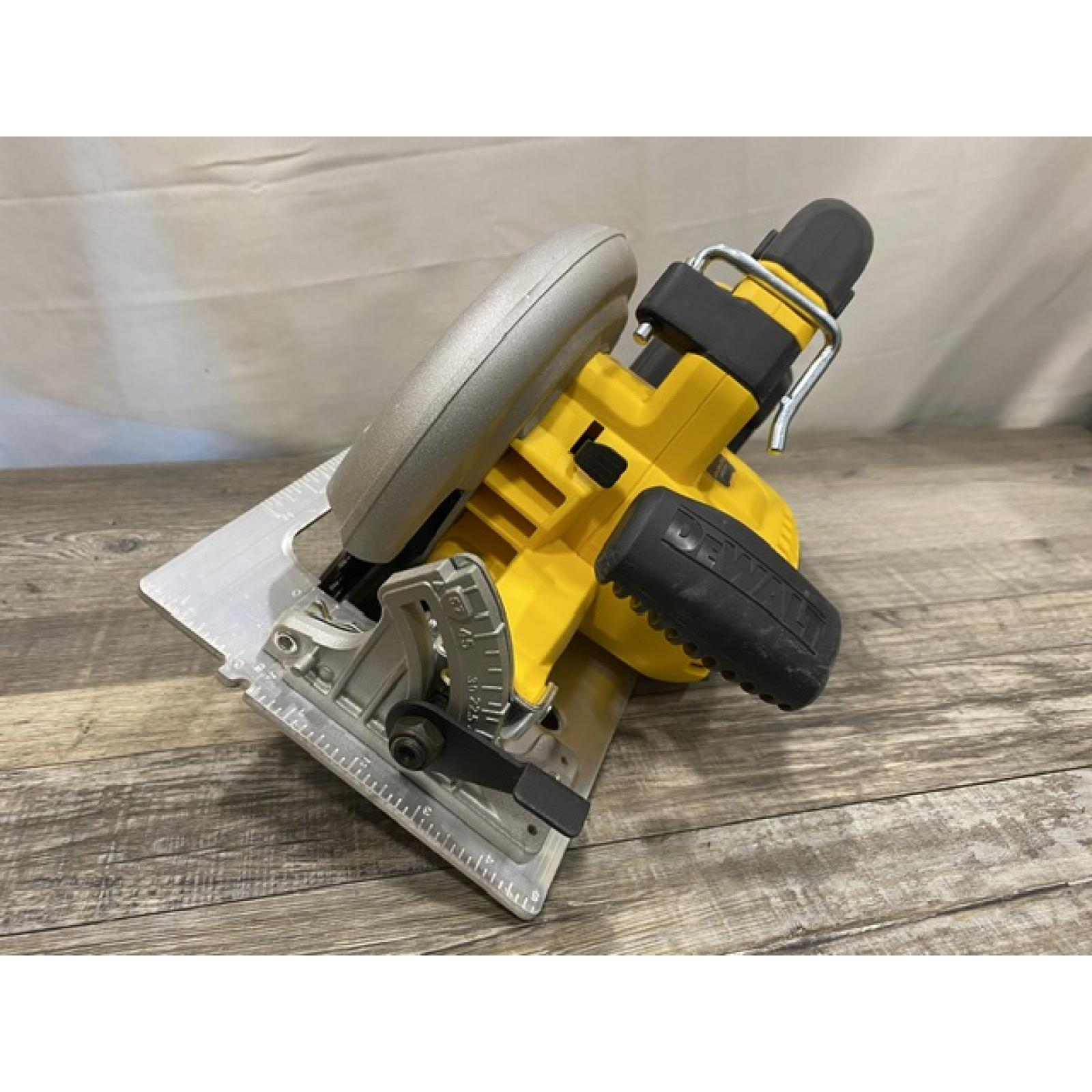 AS-IS DEWALT 20-Volt MAX 7-1/4 in. Cordless Circular Saw (Tool Only)