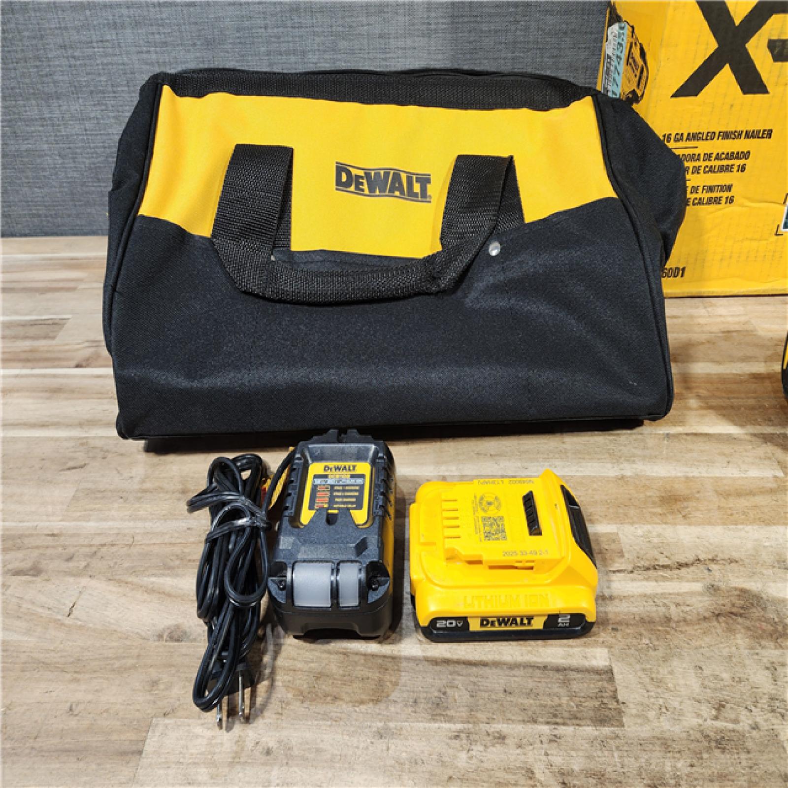 HOUSTON LOCATION - AS-IS DEWALT 20V MAX XR 16-Gauge Electric Cordless Angled Finishing Nailer Kit