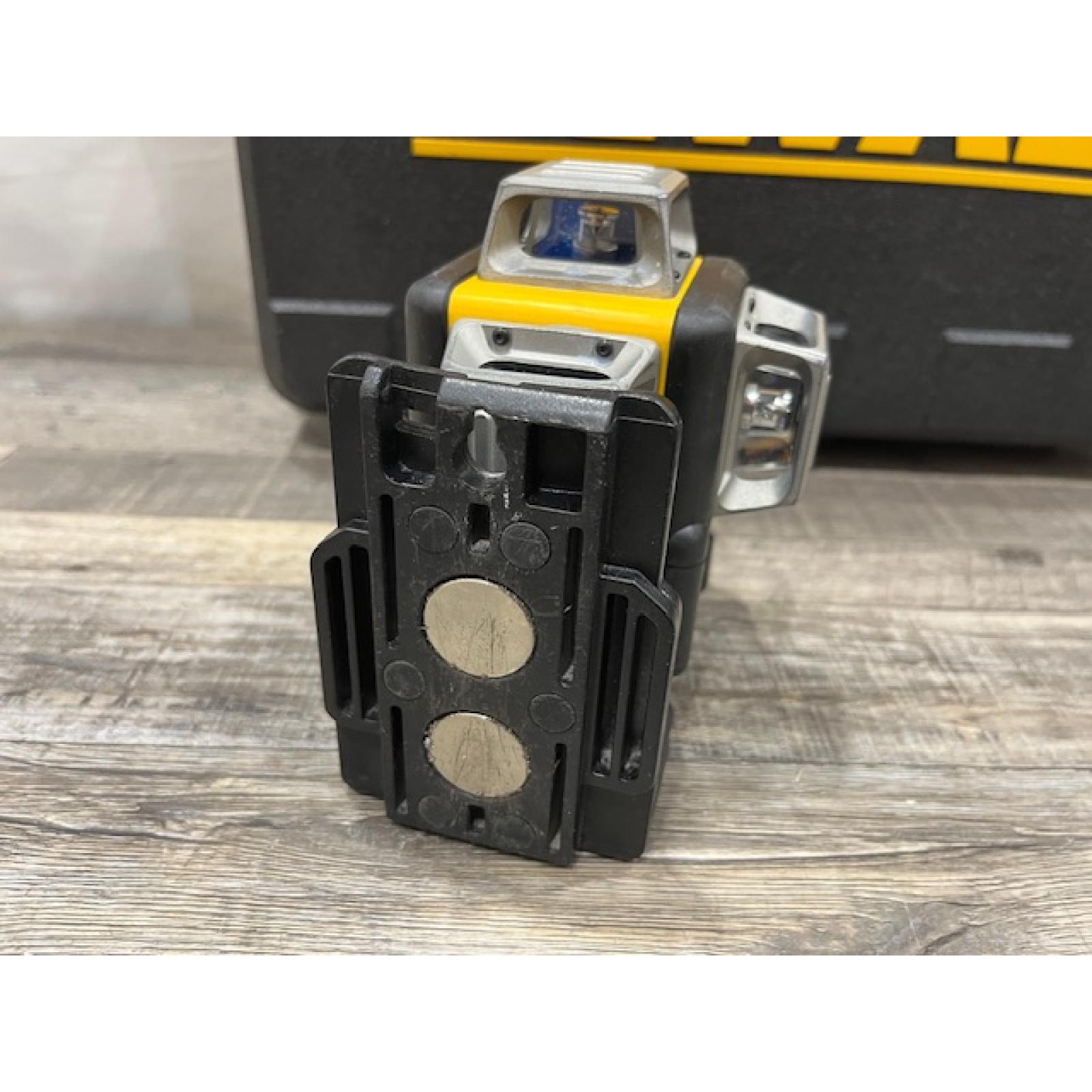 AS-IS DEWALT 12V MAX Lithium-Ion 100 ft. Green Self-Leveling 3-Beam 360 Degree Laser Level Kit