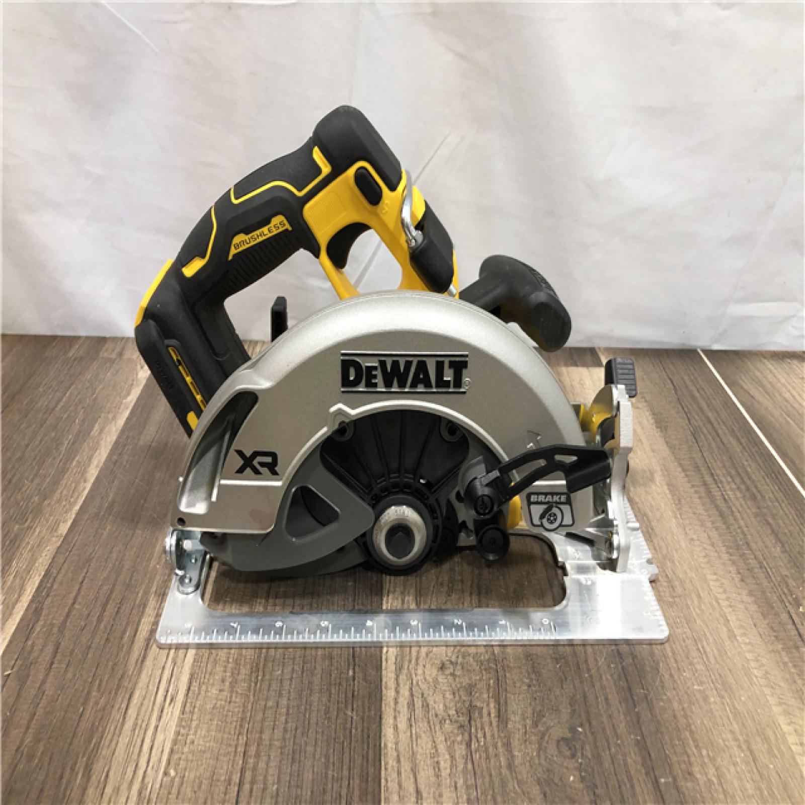 AS-IS DEWALT 20V MAX Lithium-Ion Cordless 1/2 in. Impact Wrench Kit