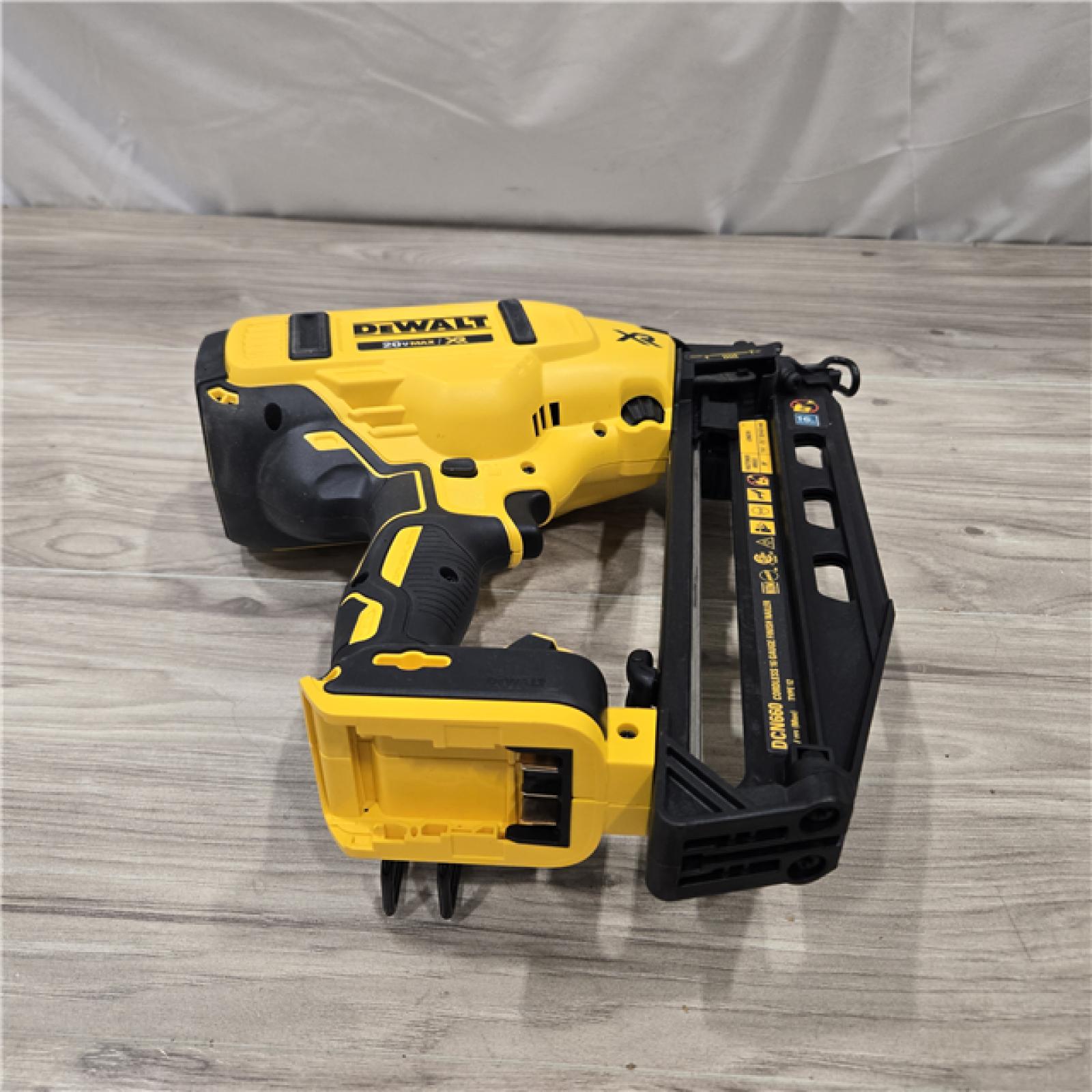 AS-IS DeWalt 20V 16 Gauge Cordless Angled Finish Nailer Kit