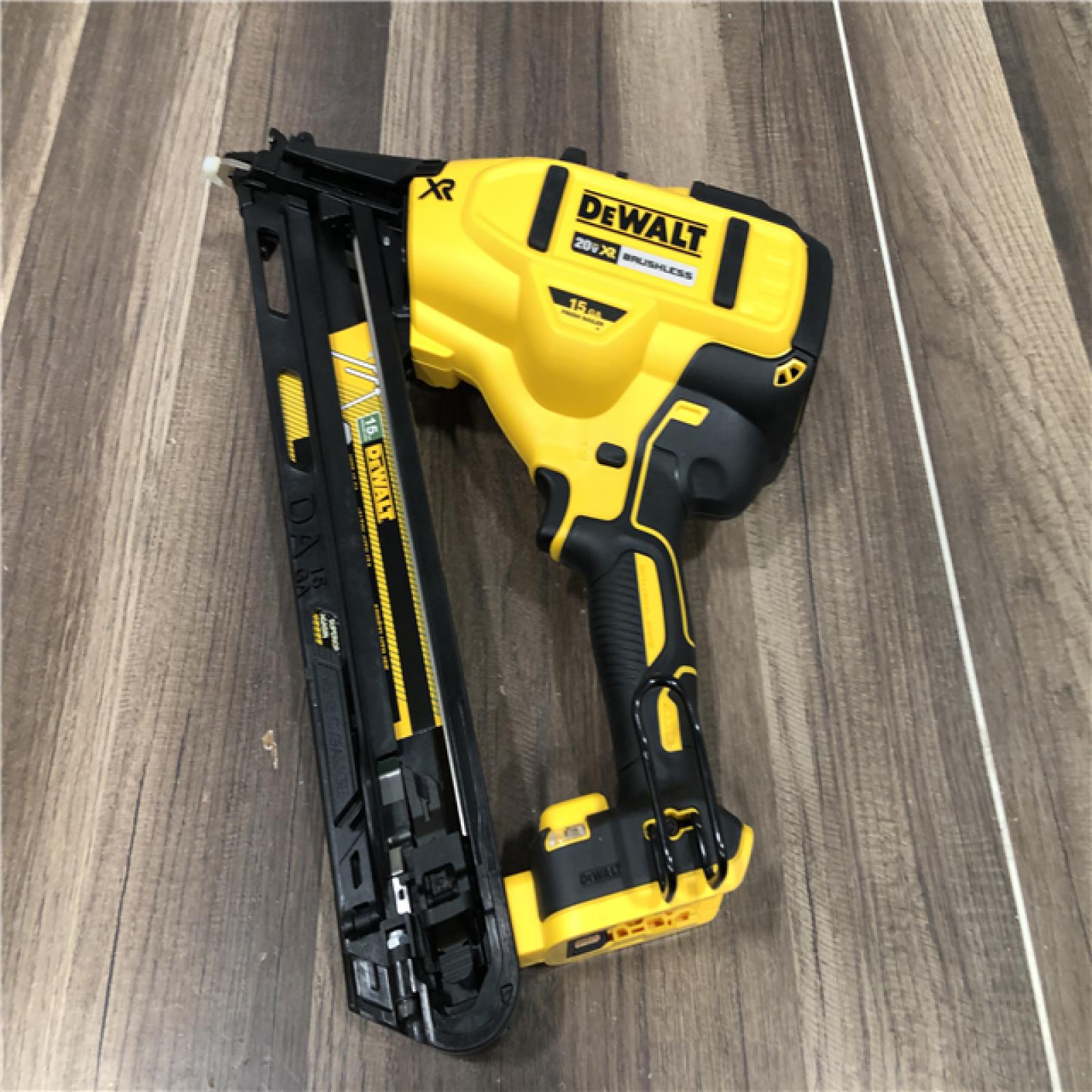 AS-IS DEWALT 20V MAX XR Lithium-Ion Cordless 2-1/2 in. 15-Gauge Finish Nailer Kit