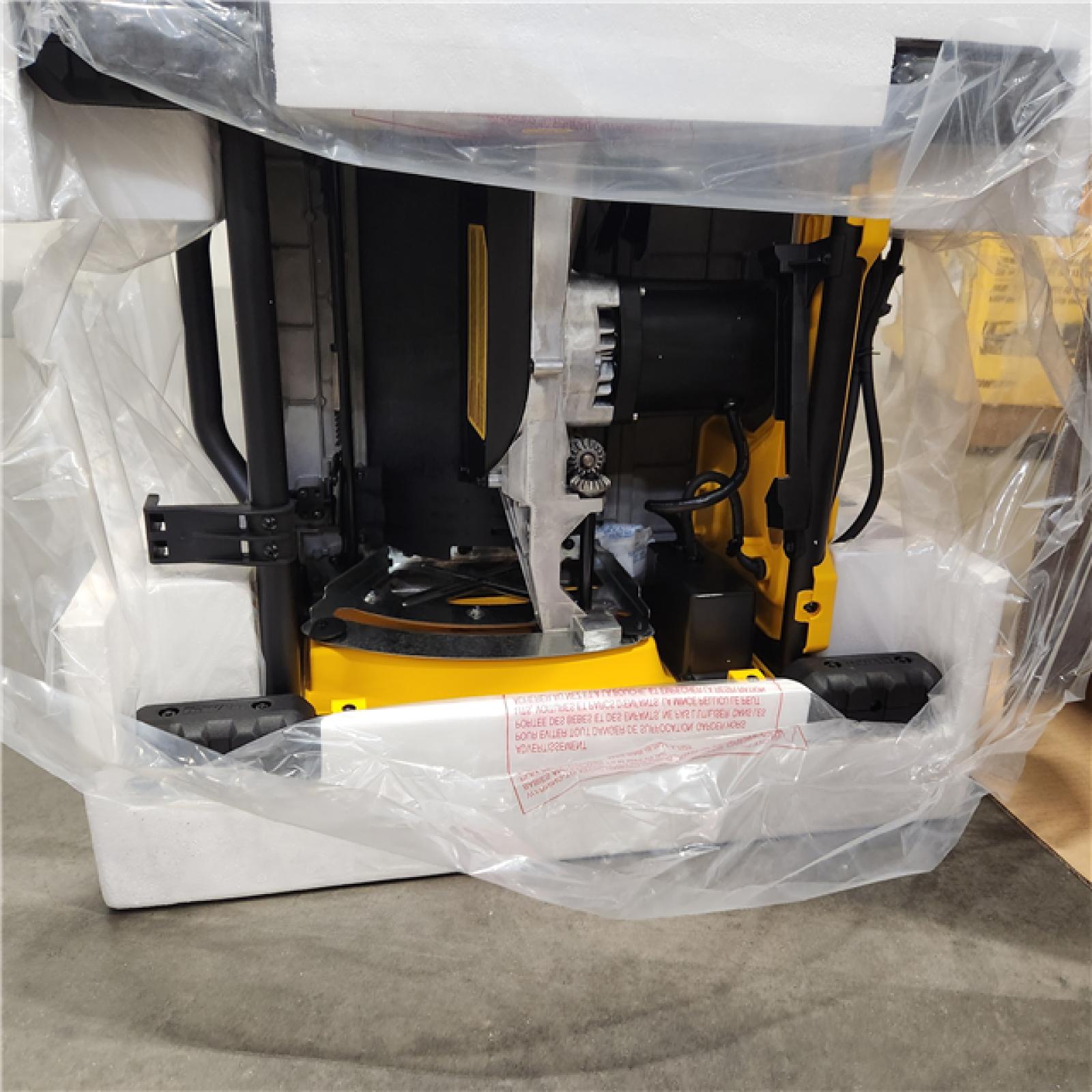 Like New-  DEWALT 15 Amp Corded 8-1/4 in. Compact Jobsite Tablesaw with Compact Table Saw Stand