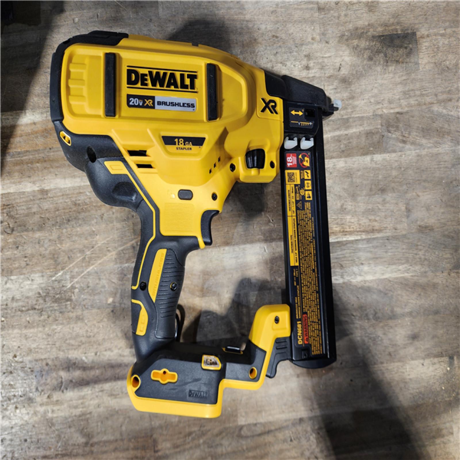 HOUSTON LOCATION - AS-IS DeWALT DCN681D1 20V MAX 18ga Cordless Brushless Narrow Crown Stapler Kit w/ BATTERY & CHARGER