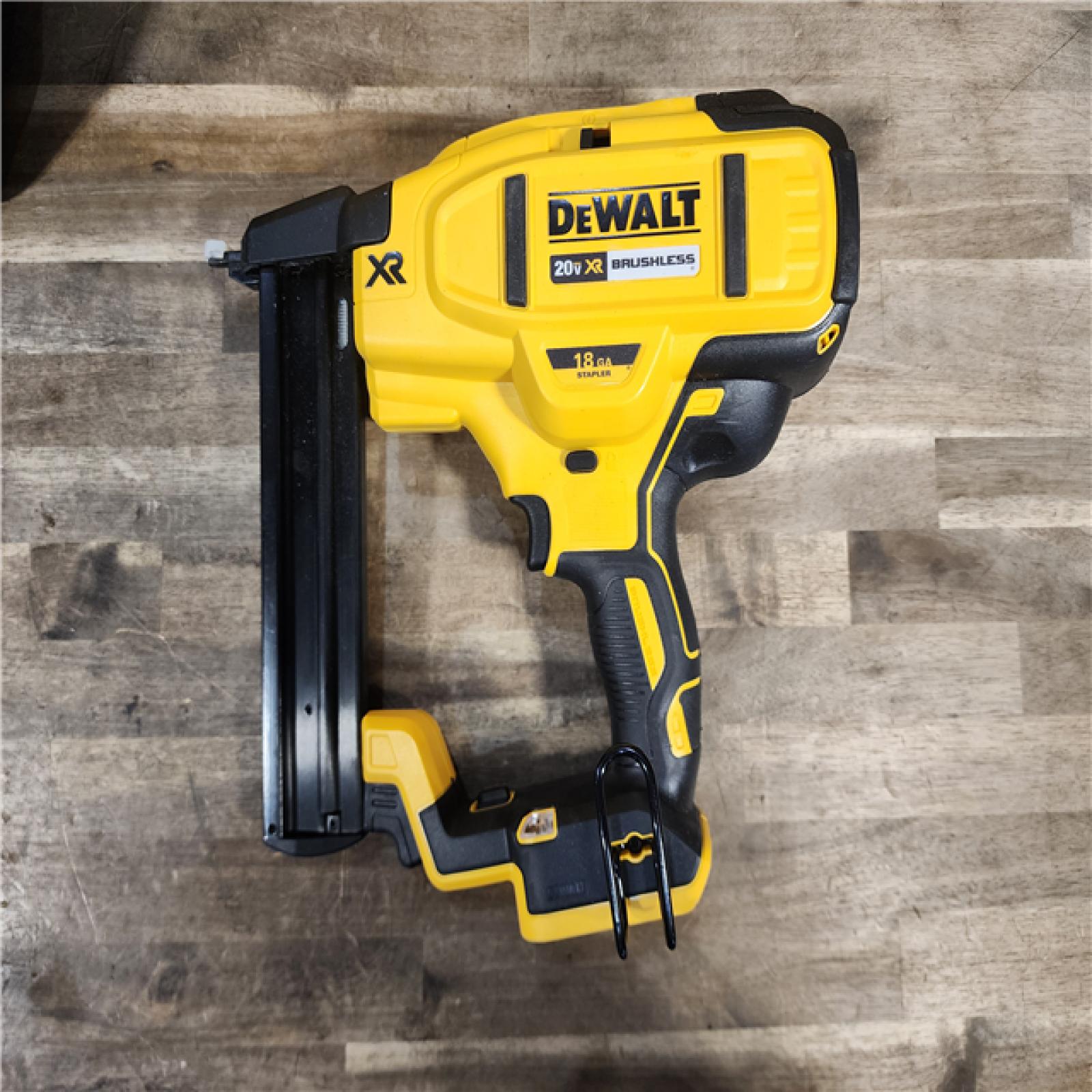 HOUSTON LOCATION - AS-IS DEWALT DCN681D1 20V 18Ga Stapler Kit