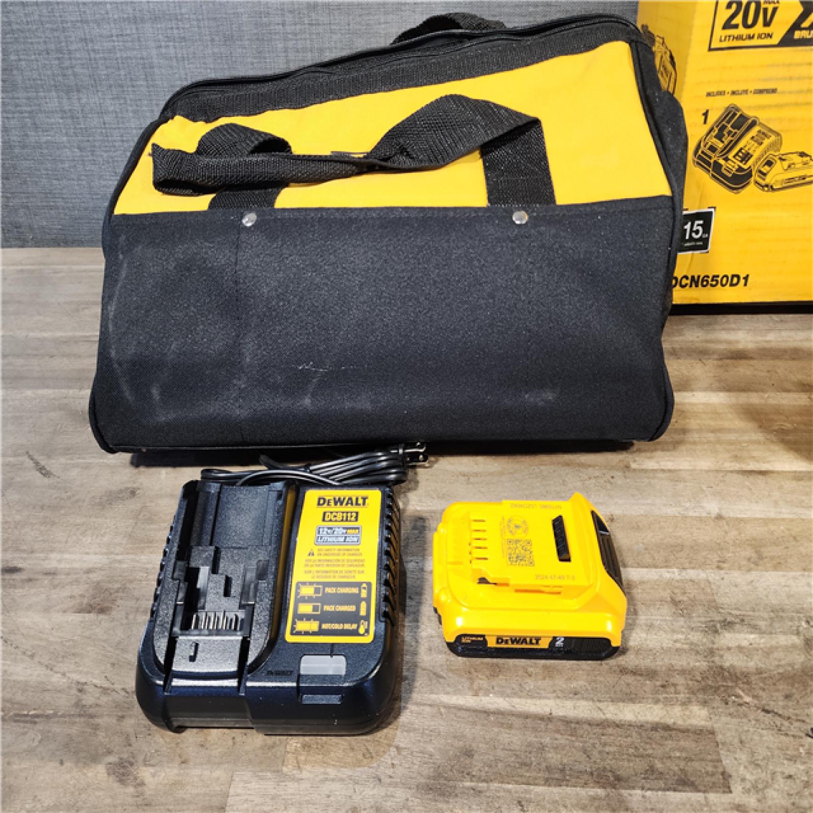 HOUSTON LOCATION - AS-IS DeWalt 15 GA ANGLED FINISH NAILER KIT W/ BATTERY & CHARGER
