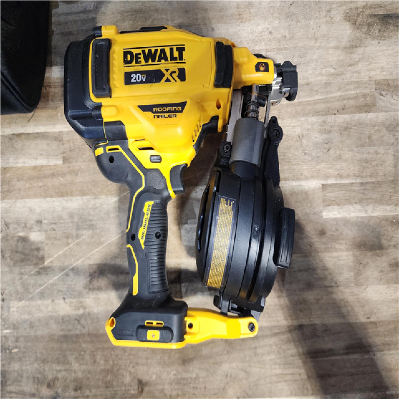 HOUSTON LOCATION - AS-IS DEWALT Roofing Nailer Cordless Kit w/ Battery & Charger