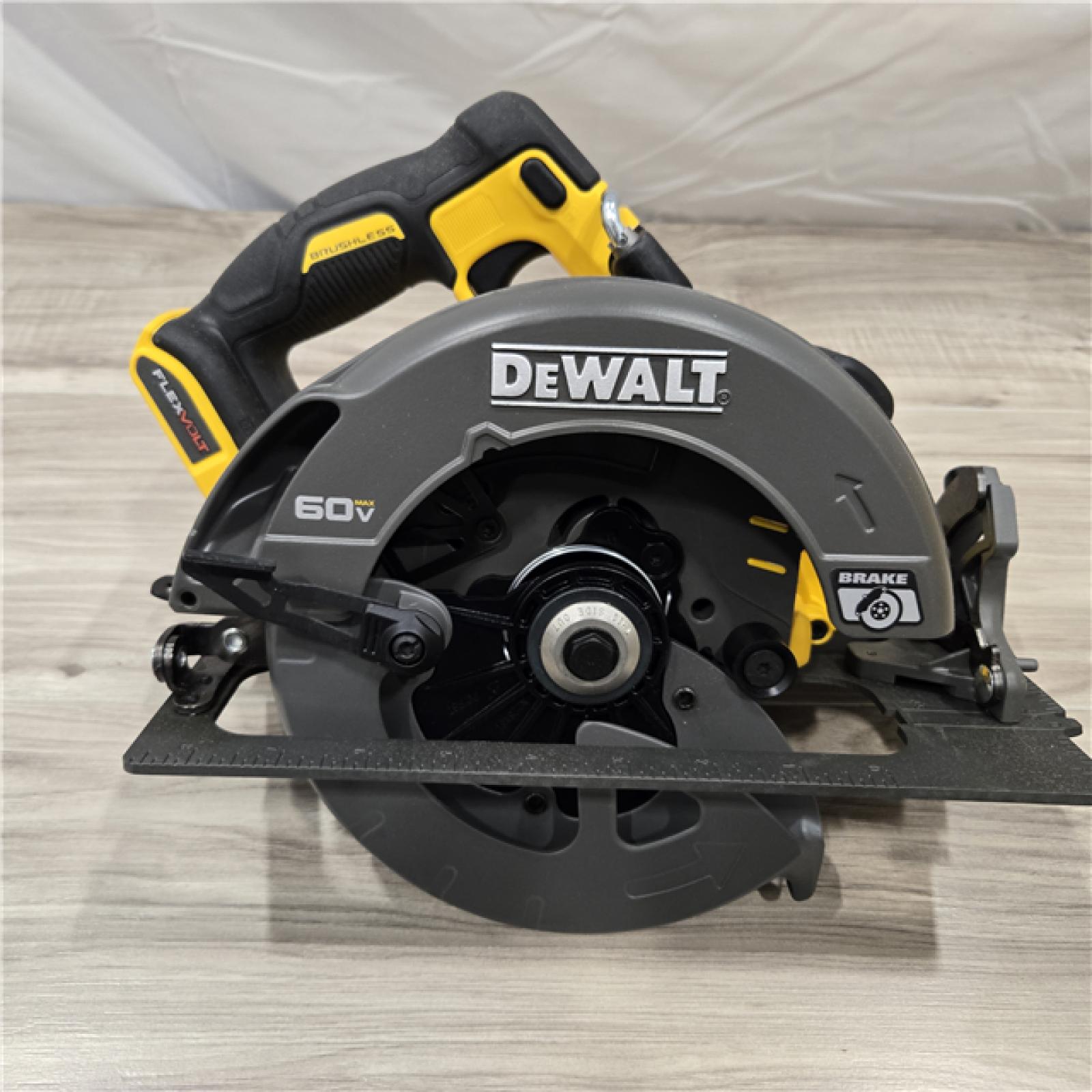 LIKE NEW! - DeWALT Flexvolt Max 7-1/4  60V Brushless Circular Saw DCS578B