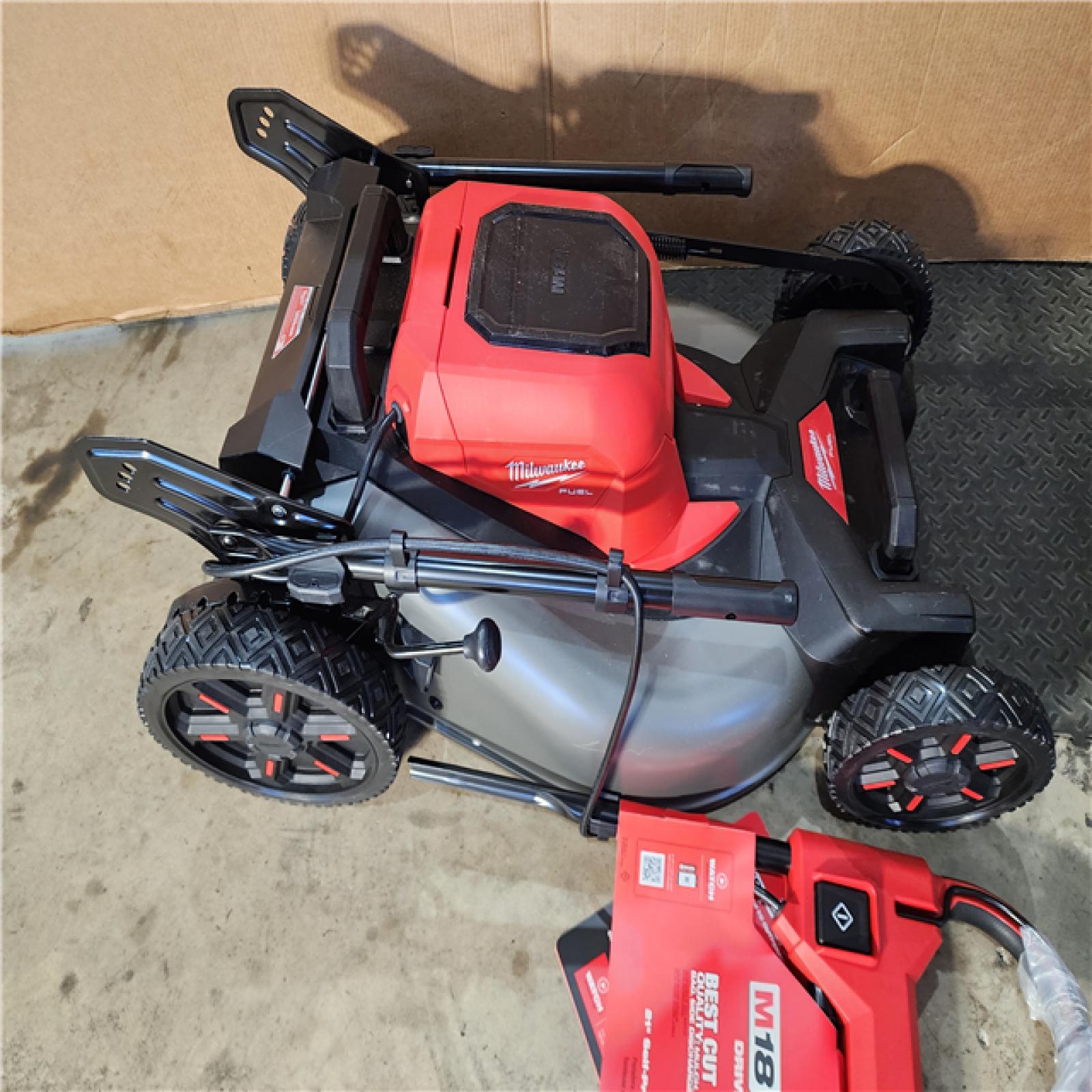 HOUSTON LOCATION - AS-IS Milwaukee M18 FUEL 2823-20 21 in. 18 V Battery Self-Propelled Lawn Mower W/ BATTERY CHARGER