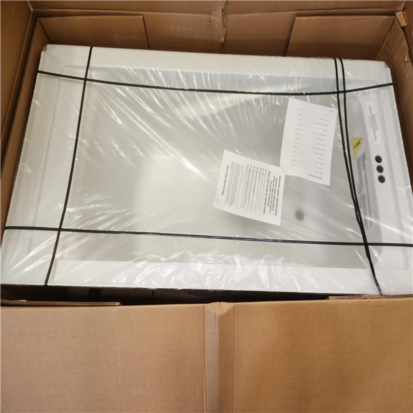 Phoenix NEW American Standard EverClean 60 in. x 32 in. Left Drain Soaking Tub in White (SEALED)