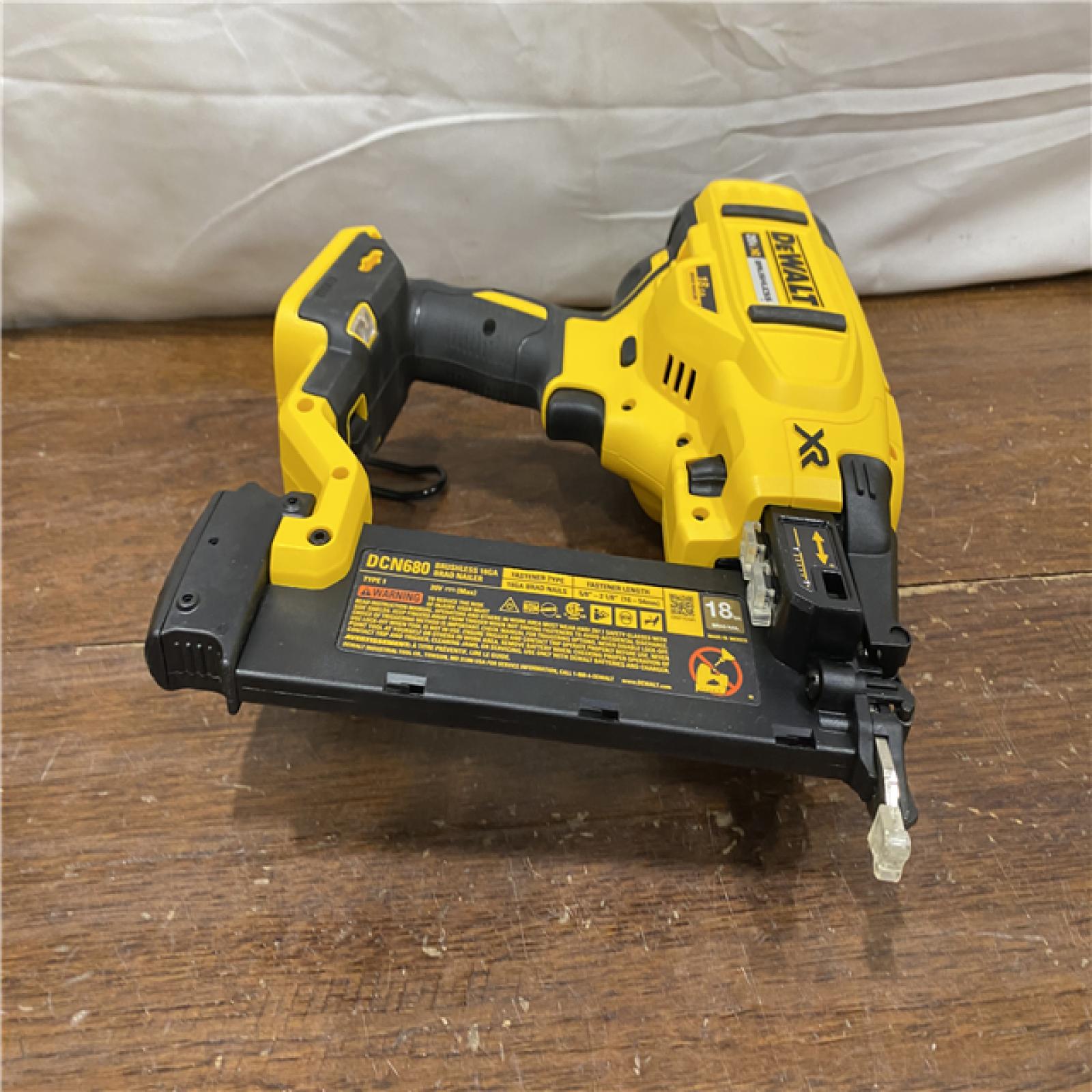 AS-IS DEWALT 20V MAX XR 18 Gauge Brad Nailer Kit